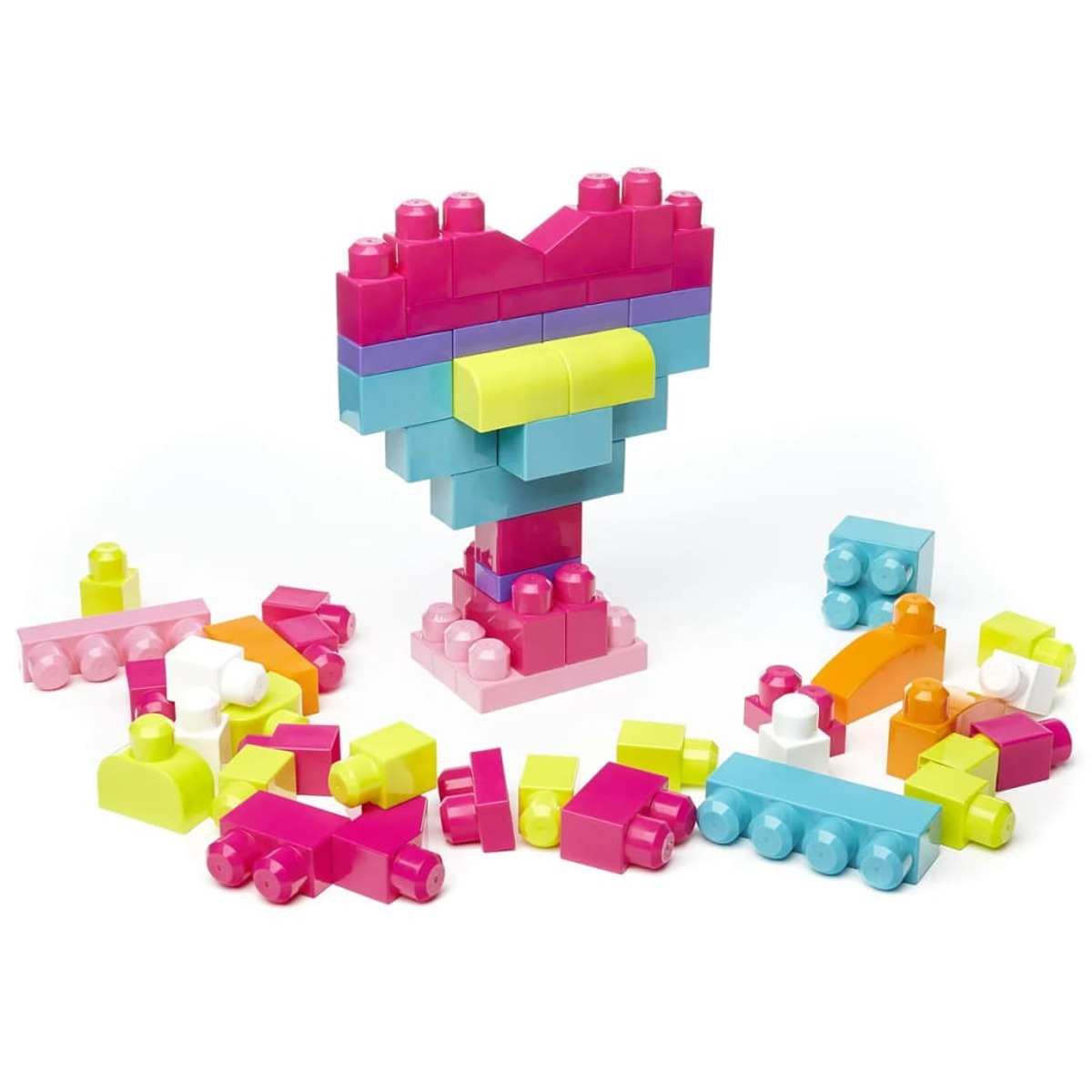 Kolorowe klocki ułożone w kształt serca, z rozrzuconymi klockami wokół na białym tle.