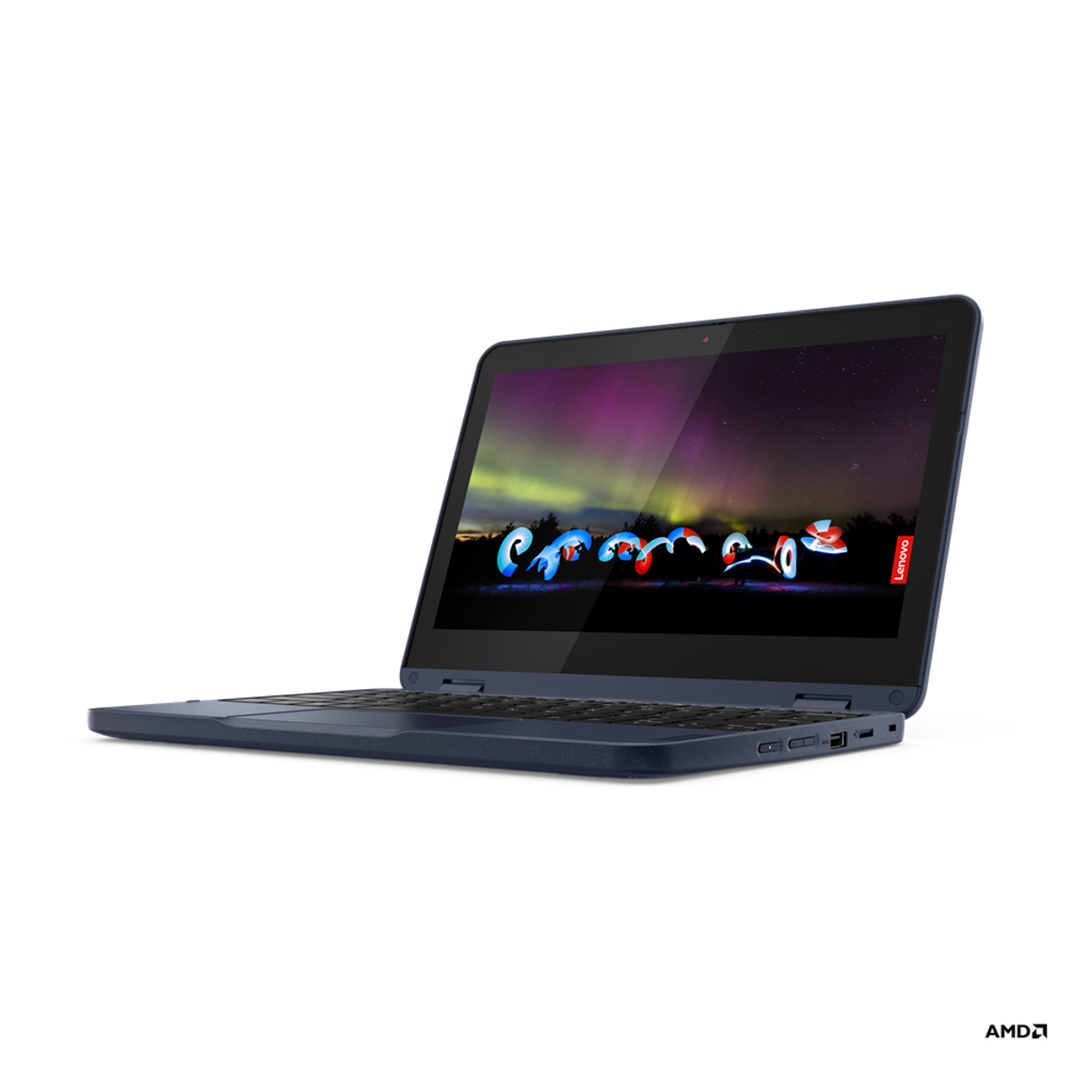 Ein marineblauer Lenovo-Laptop ist geöffnet. Der Bildschirm zeigt einen farbenfrohen Nachthimmel mit einem Logo. Das AMD-Logo befindet sich unten.
