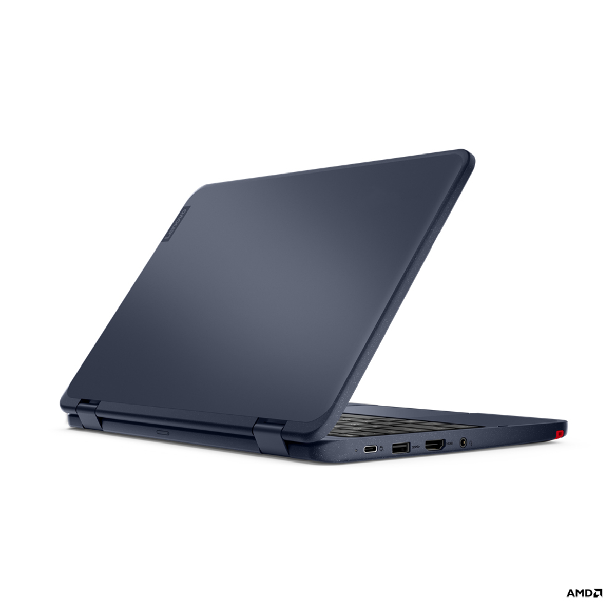 Ein marineblauer Lenovo-Laptop, teilweise geöffnet, zeigt Tastatur und Anschlüsse. Der Hintergrund ist weiß.
