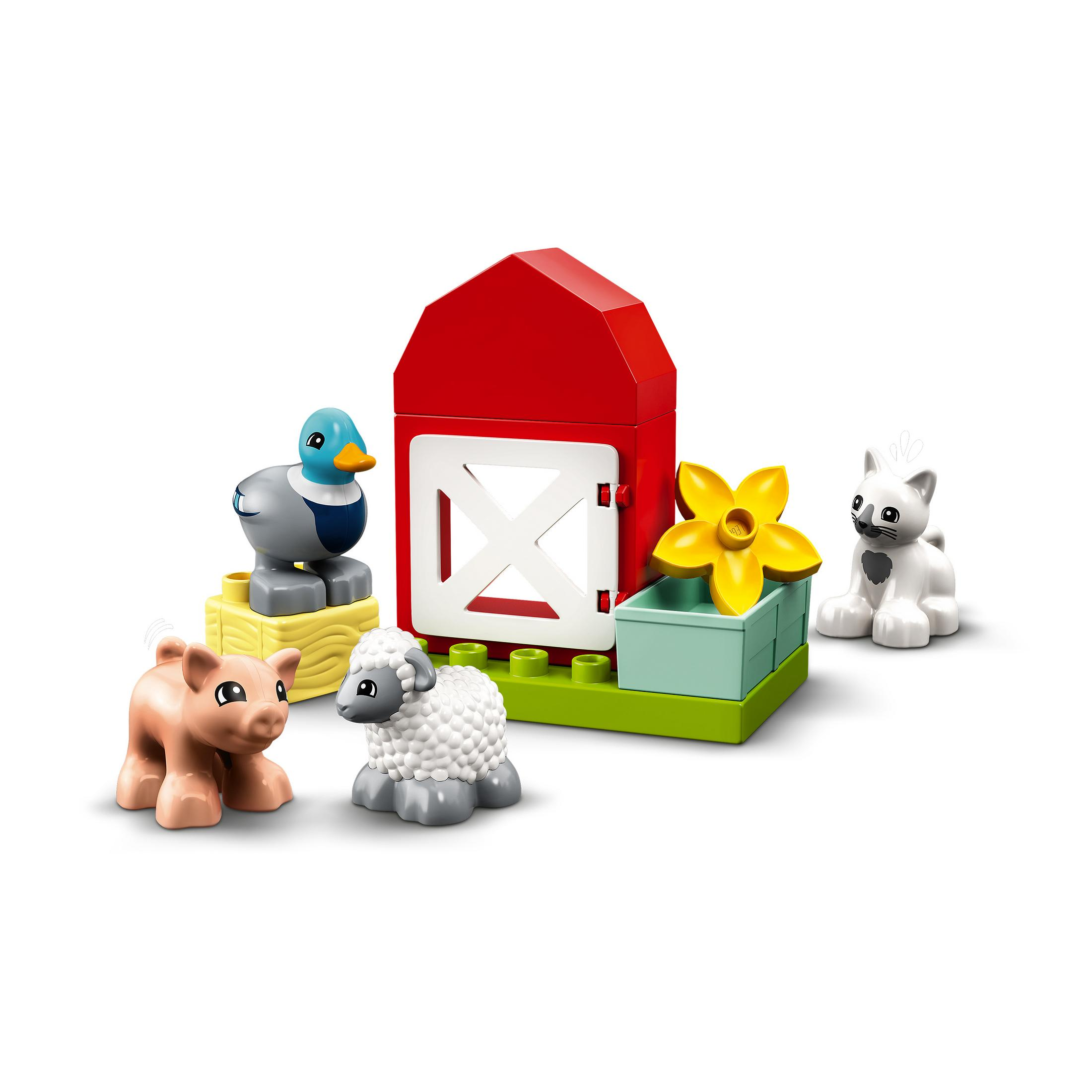 Bauernhoftierspielzeug, einschließlich roter Scheune, Ente, Schwein, Schaf und Katze.