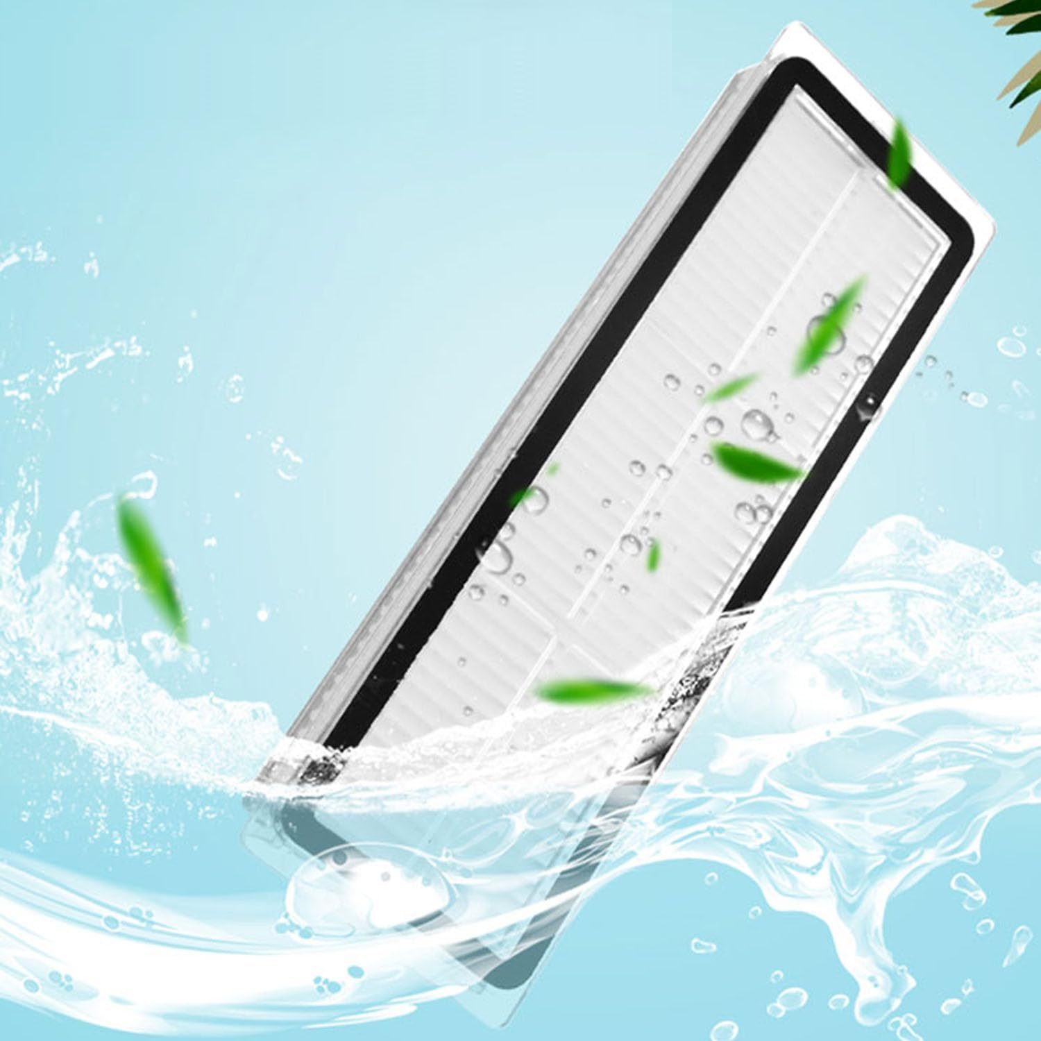 Biały filtr zanurzony w wodzie, z rozpryskami wody i zielonymi liśćmi wokół.