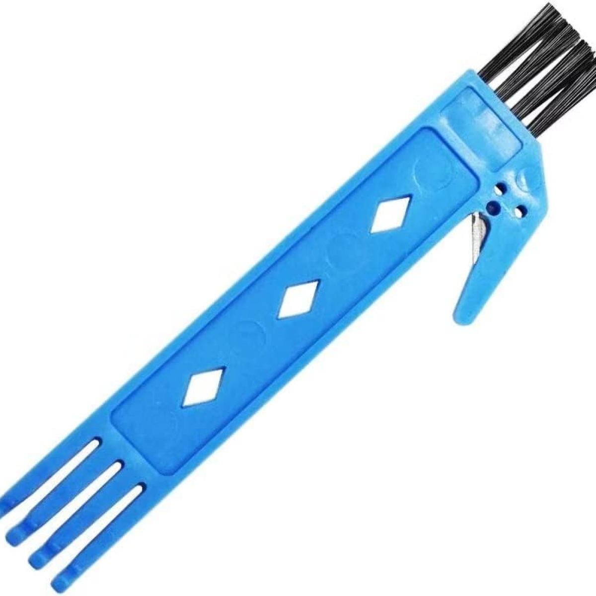 Niebieska szczotka do czyszczenia. Długi uchwyt z kształtami diamentów i włosiem.