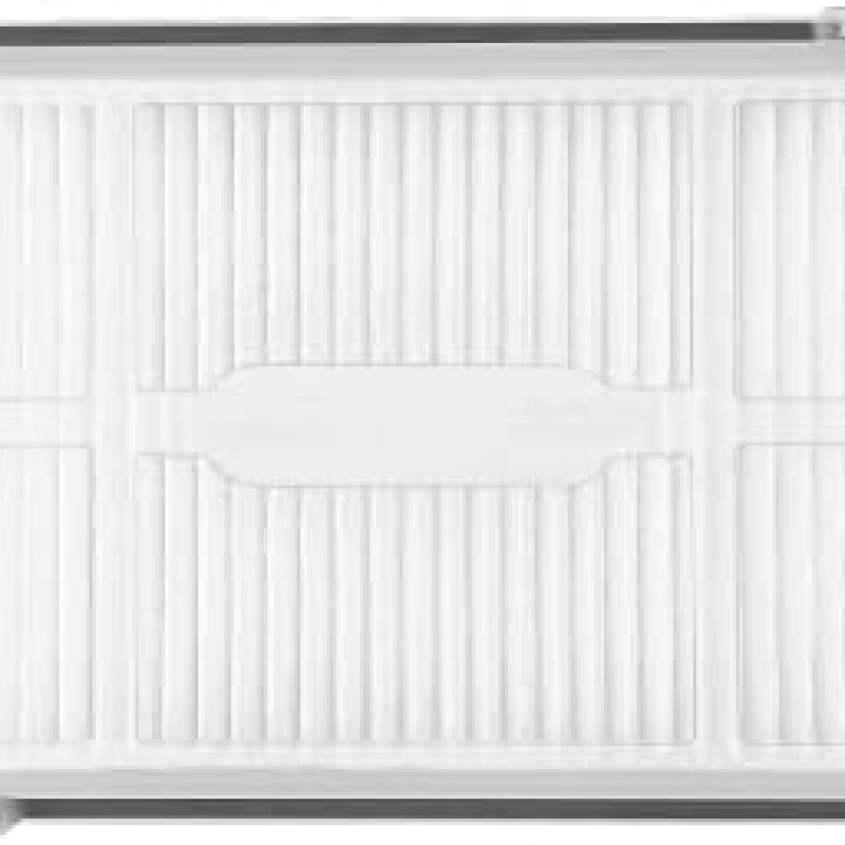 Biały filtr powietrza na białym tle, o prostokątnym kształcie i pionowych liniach.