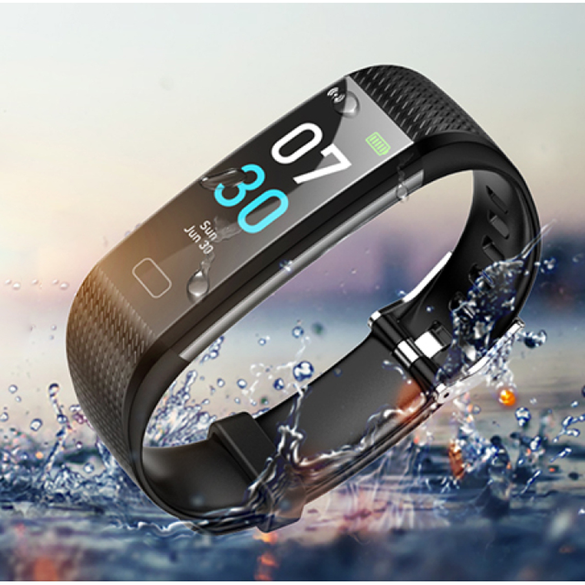 Schwarzer Fitnesstracker mit Bildschirm. Wassertropfen sichtbar. Anzeige zeigt Zeit und Daten.