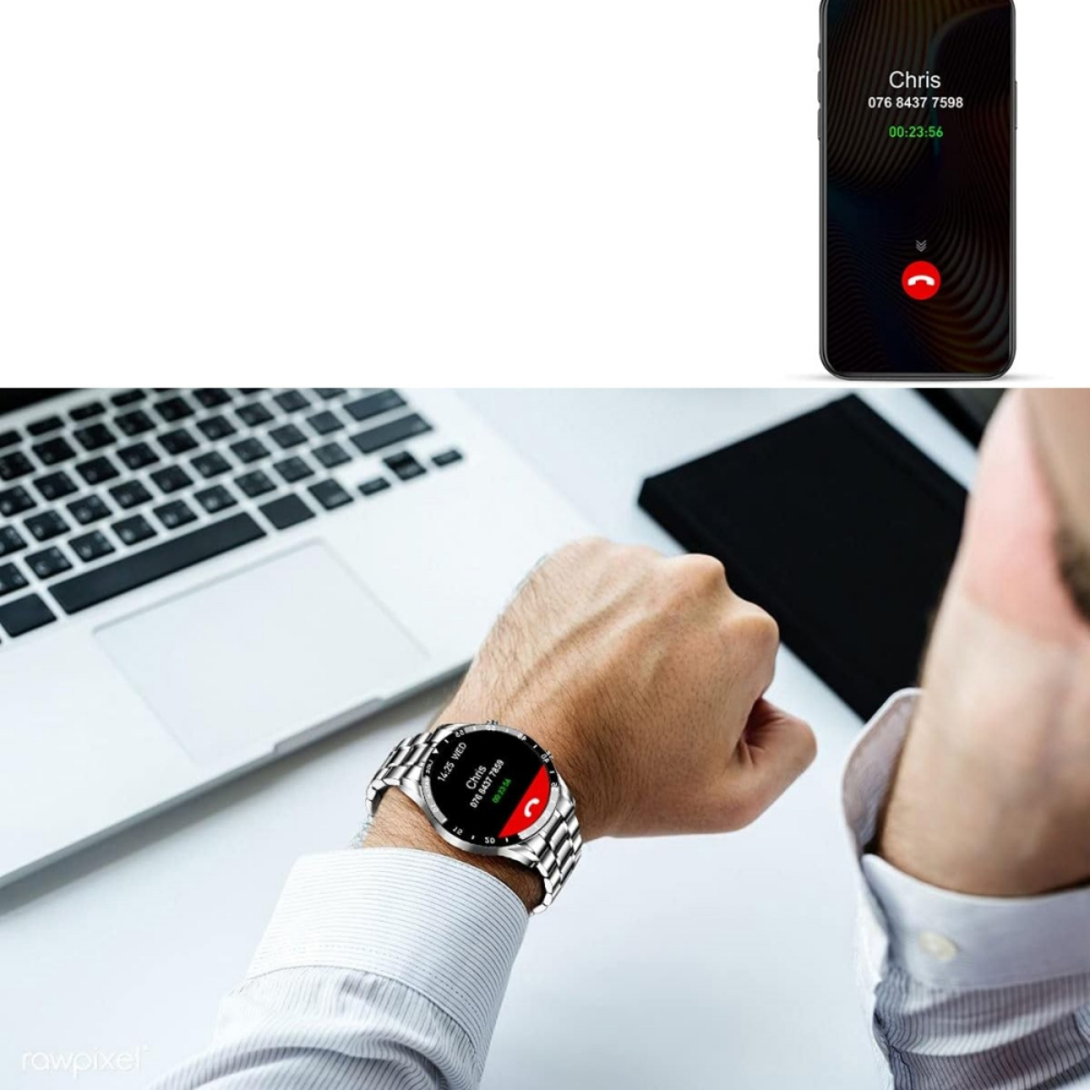 Handgelenk mit Smartwatch und Telefon, das einen Anruf von Chris anzeigt. Weiße Oberfläche.