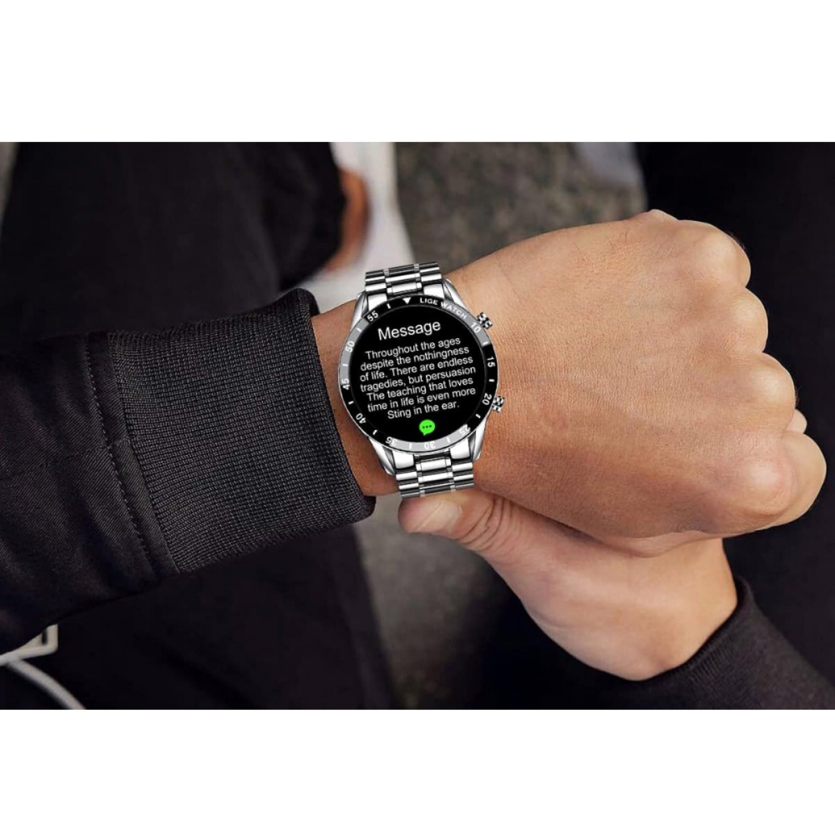 Silberne Smartwatch zeigt eine Nachricht auf dem Bildschirm. Die Uhr ist am Handgelenk.