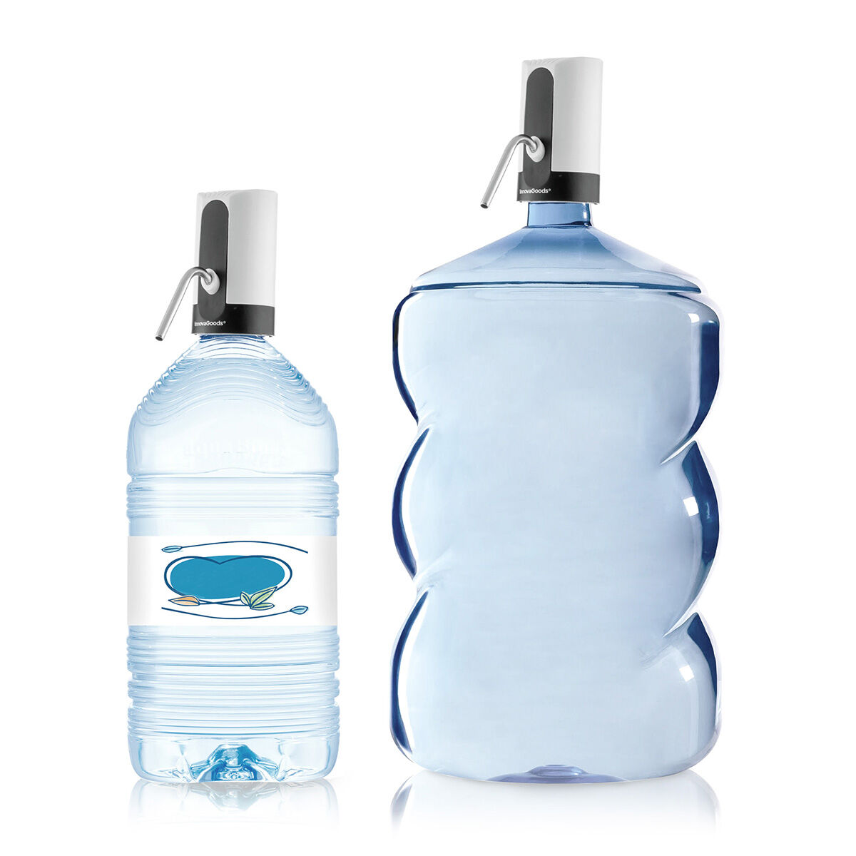 Due bottiglie d'acqua con pompe per l'acqua. Una grande e una piccola. Sfondo bianco.