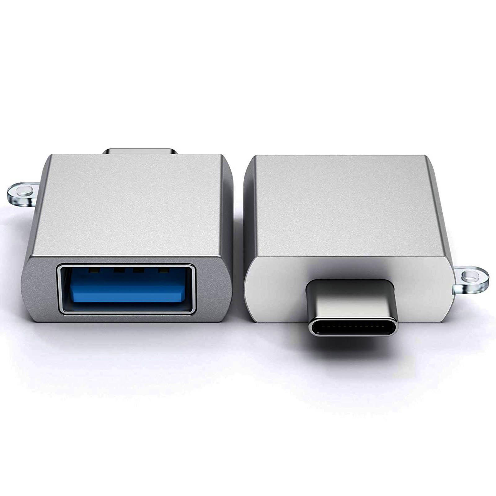 Dwa srebrne adaptery USB, jeden USB do USB-A, drugi USB do USB-C. Oba obok siebie.