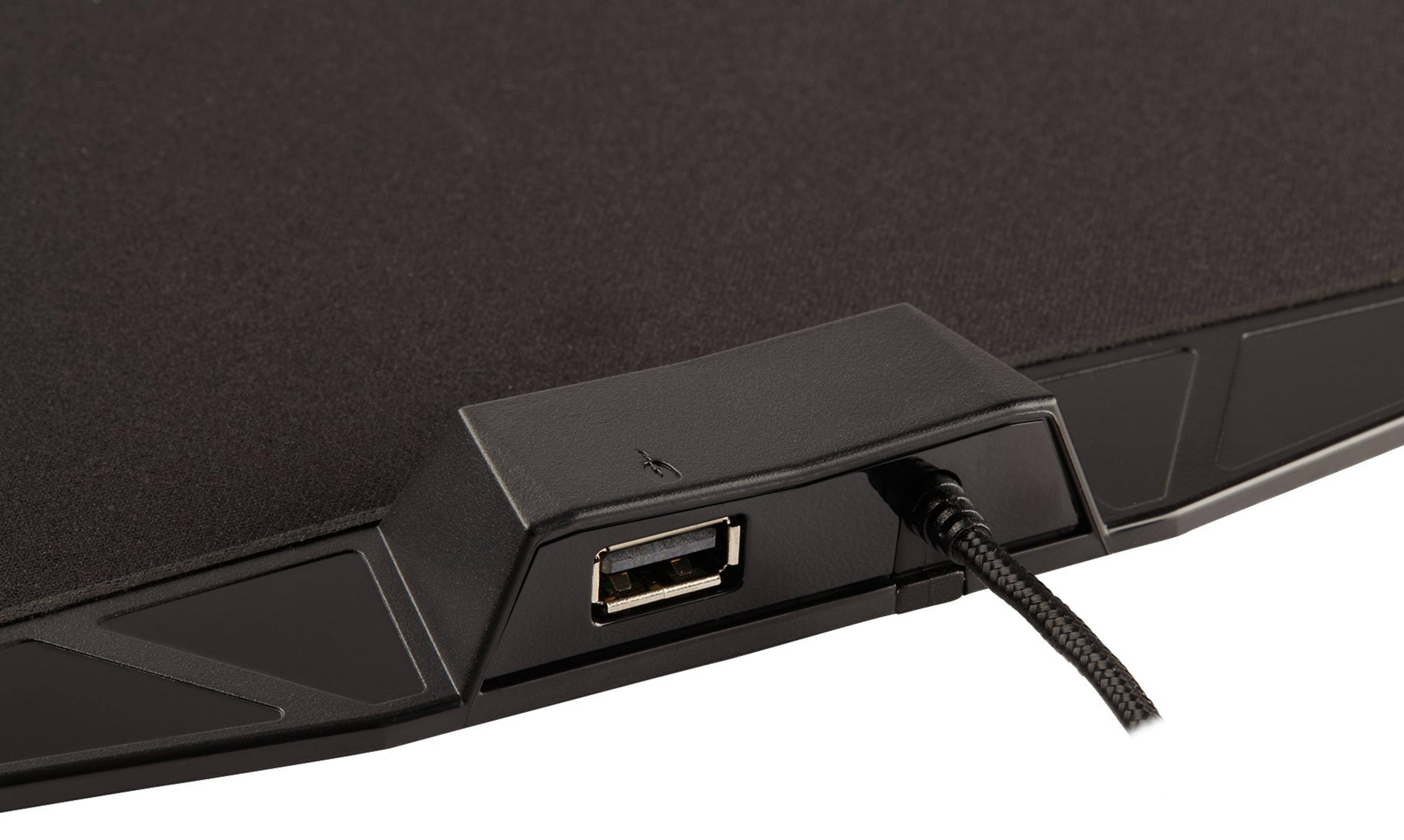 Nahaufnahme eines schwarzen Mauspads mit integriertem USB-Anschluss und schwarzem Kabel.