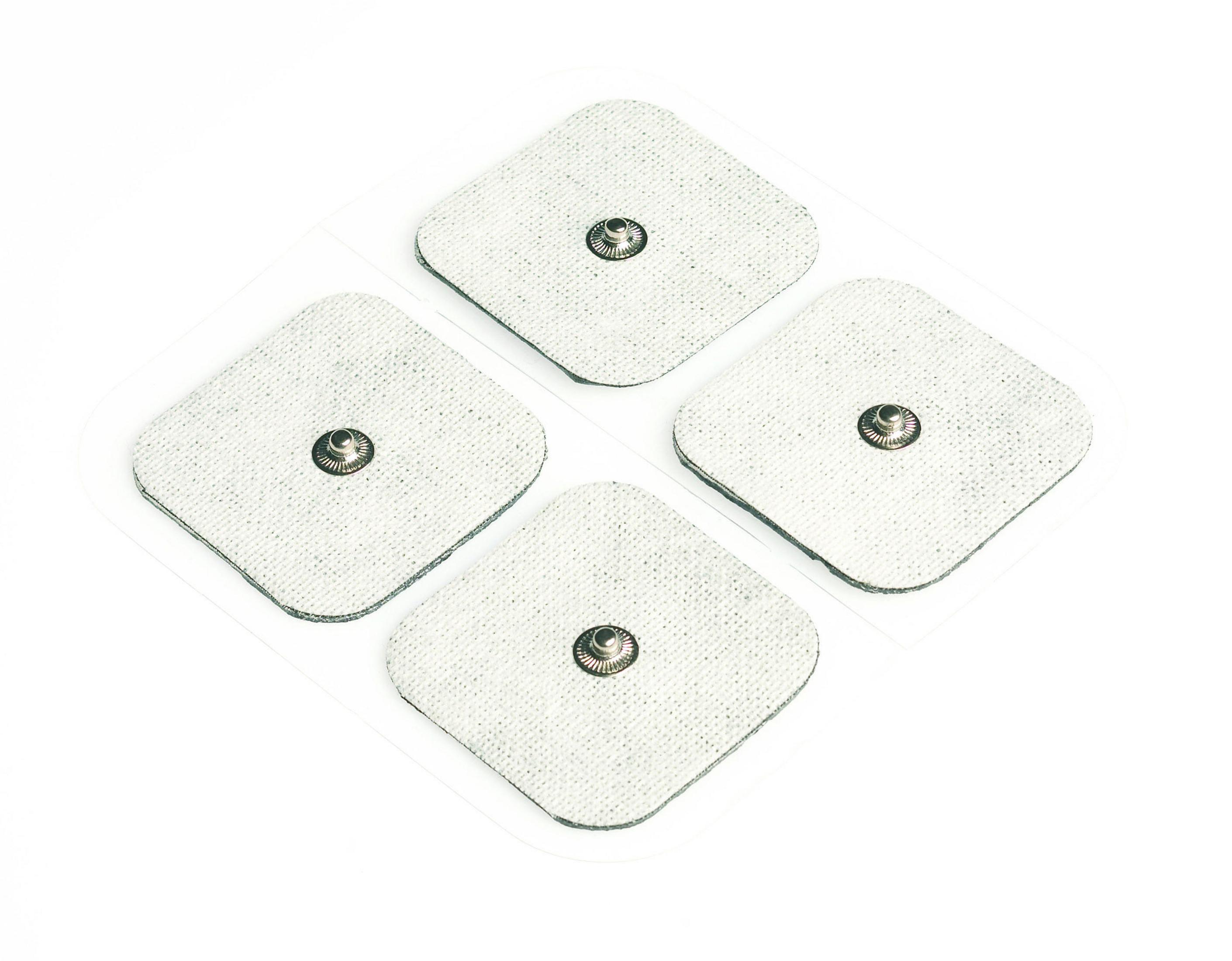 Quatre électrodes carrées grises avec un bouton argenté au centre sur fond blanc.