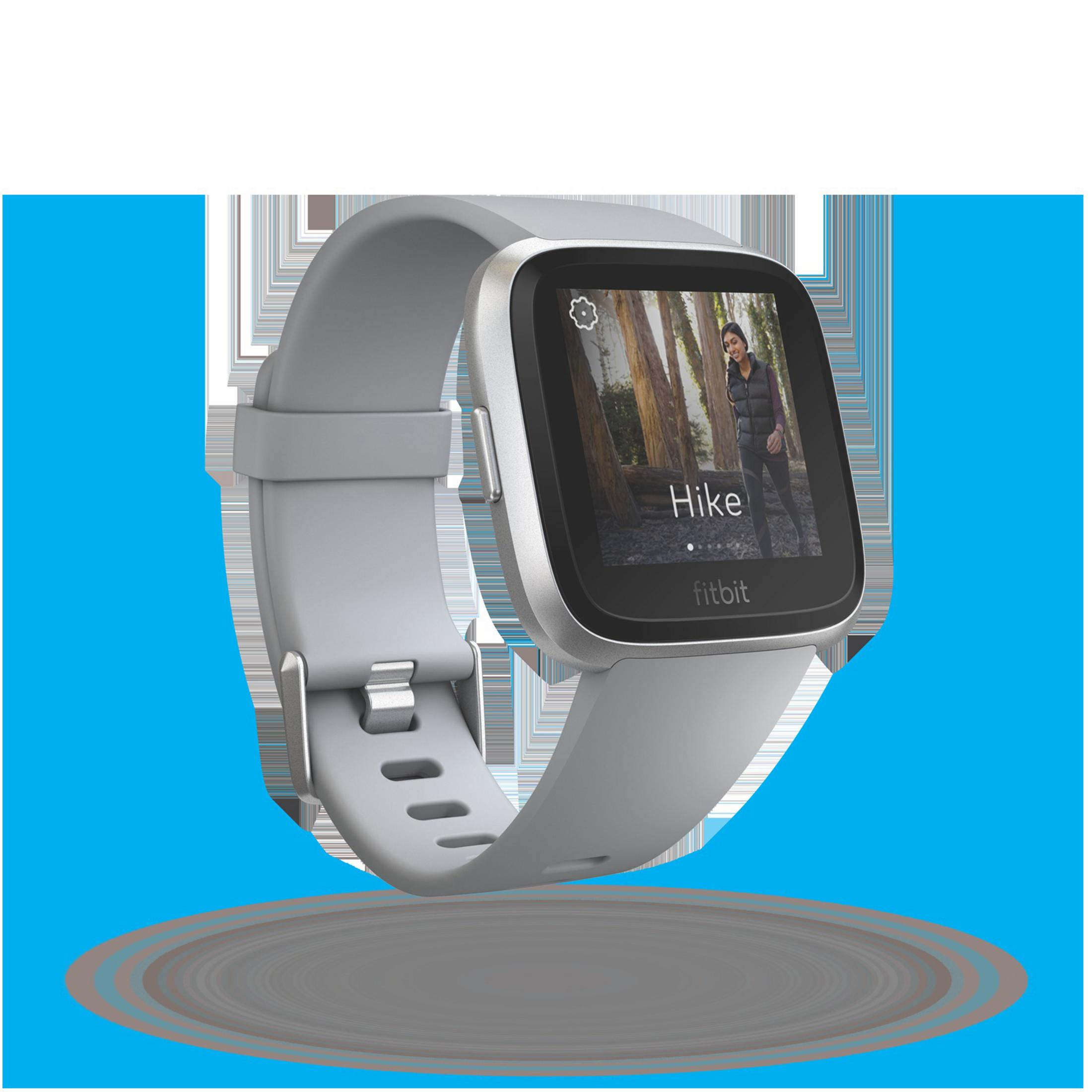 Eine graue Fitbit Versa Smartwatch, die eine 'Hike'-Aktivität mit einem Waldhintergrund anzeigt.