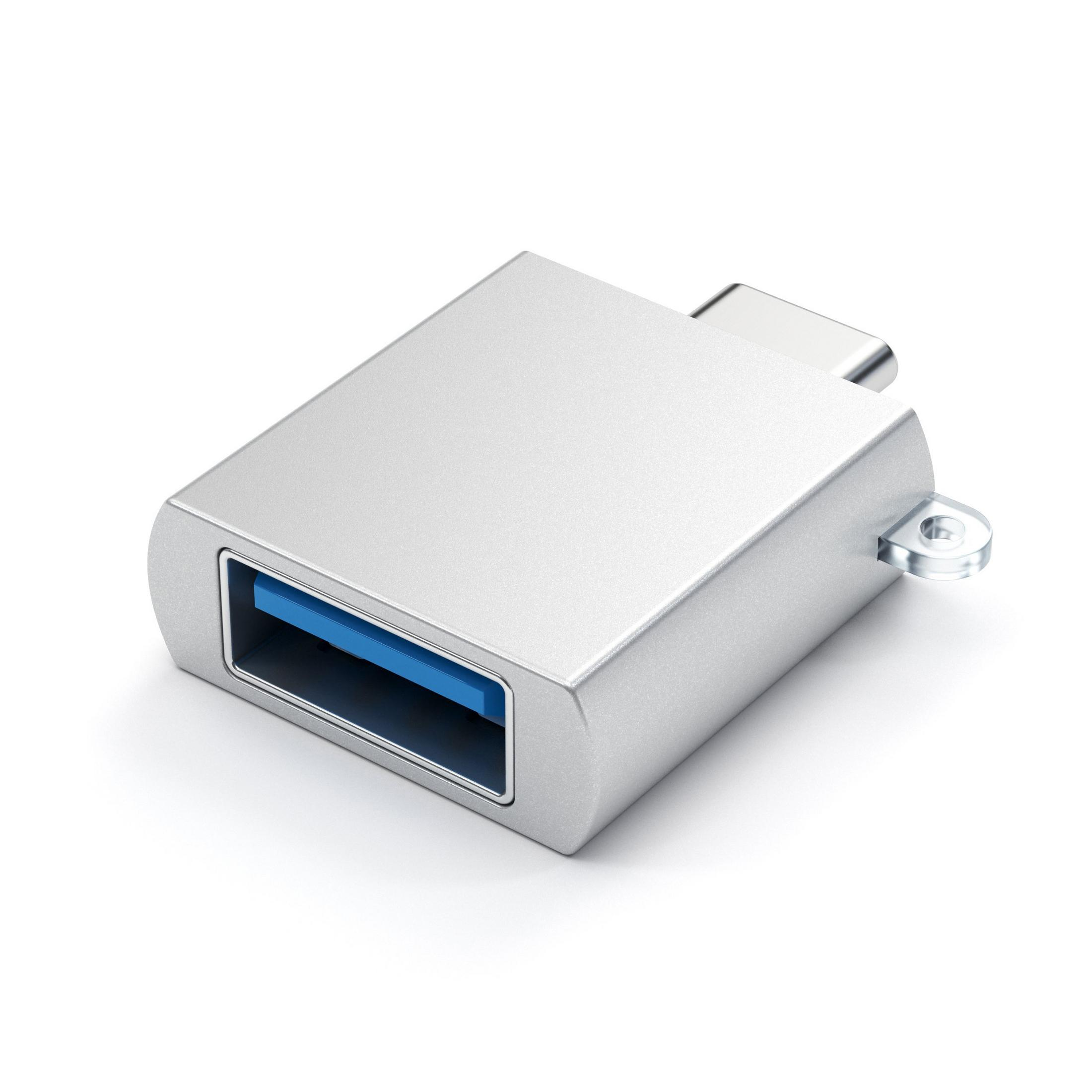 Adattatore da USB-C a USB argentato. L'adattatore è su sfondo bianco. Porta USB blu.