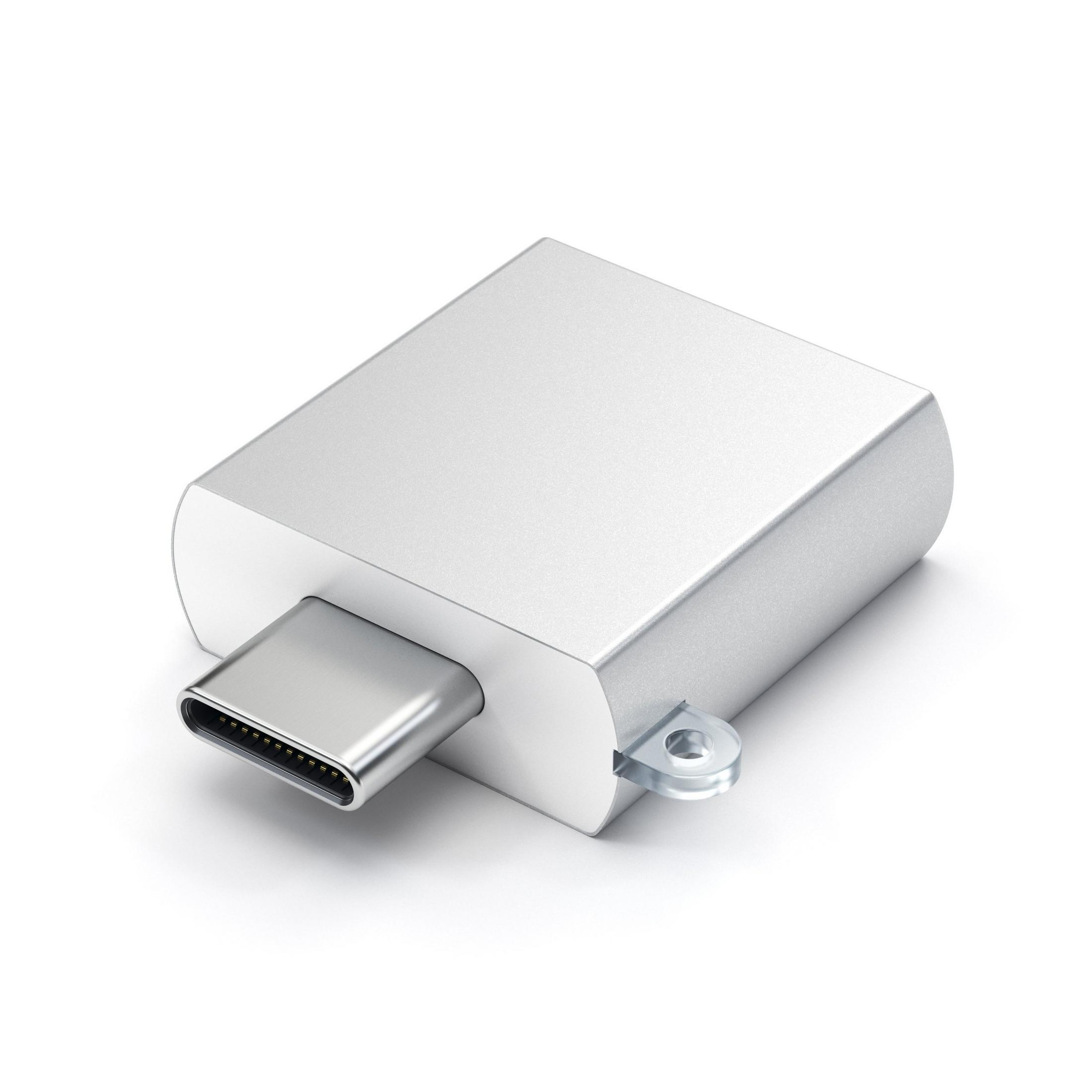 Un adattatore USB-C argentato. È rettangolare con una porta USB-C e un anello per un portachiavi.