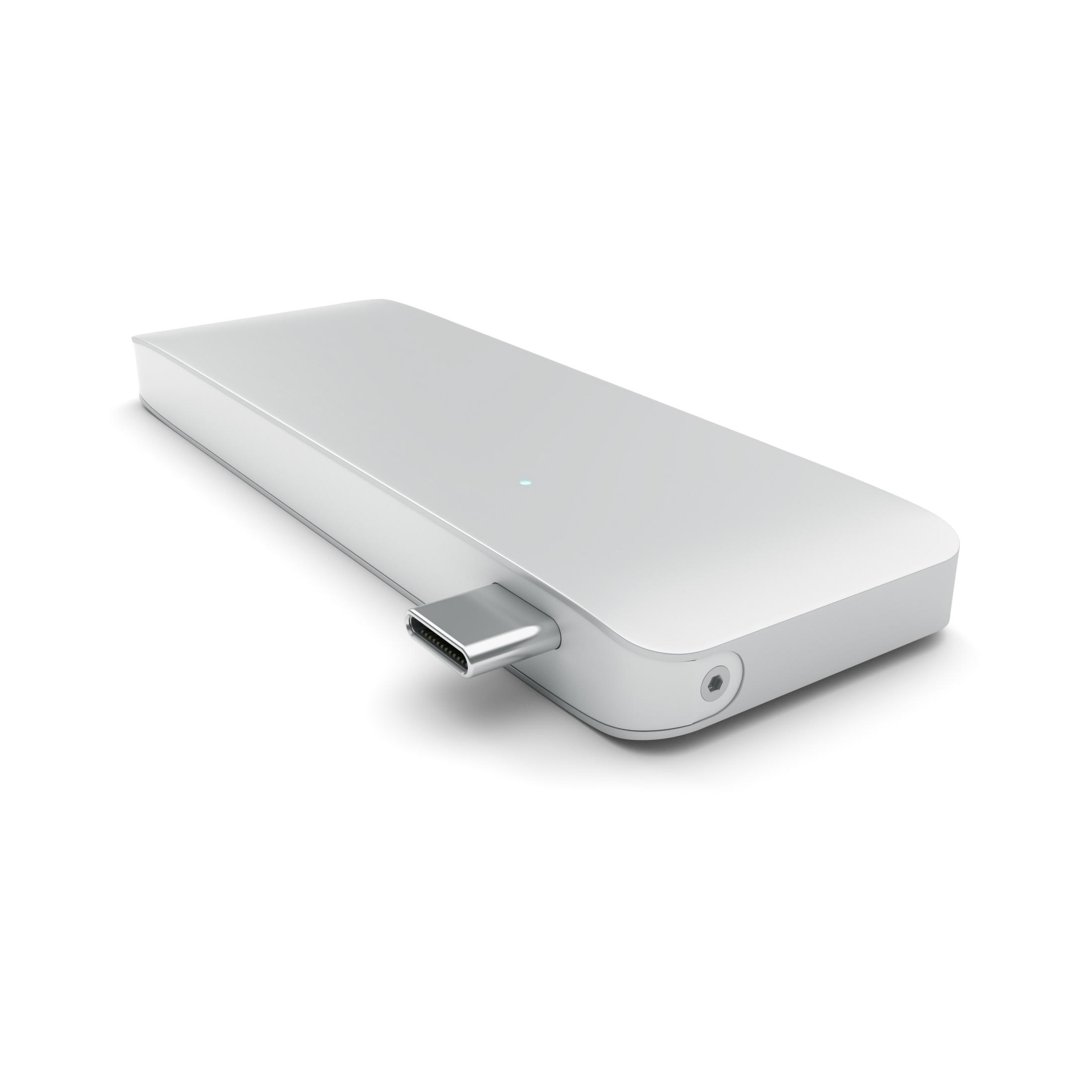 Ein silbernes USB-C-Gerät mit einem Anschluss und einem kleinen Loch. Der Hintergrund ist weiß.