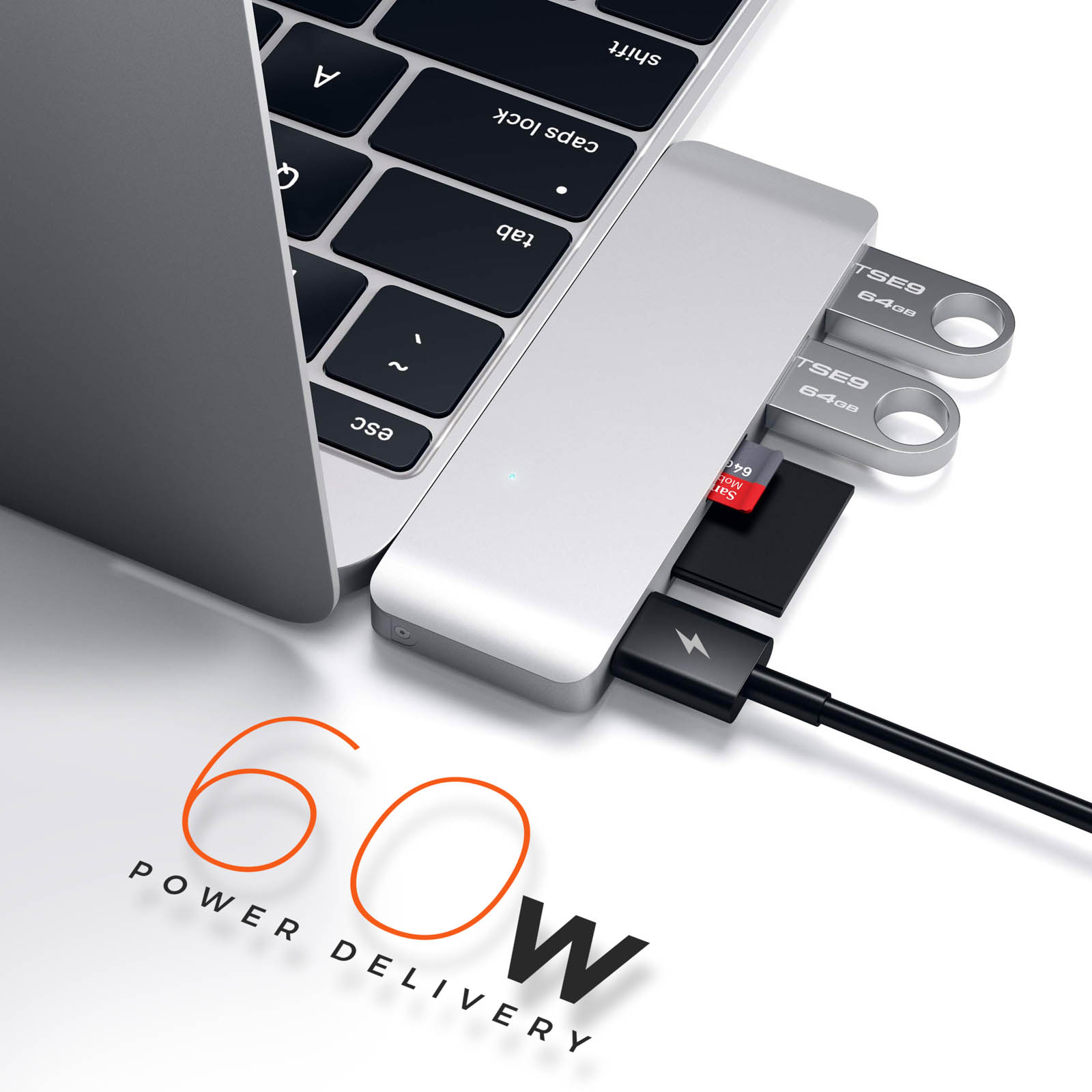 Ein Laptop mit Hub, zwei USB-Laufwerken, einer SD-Karte und einem schwarzen Ladekabel.