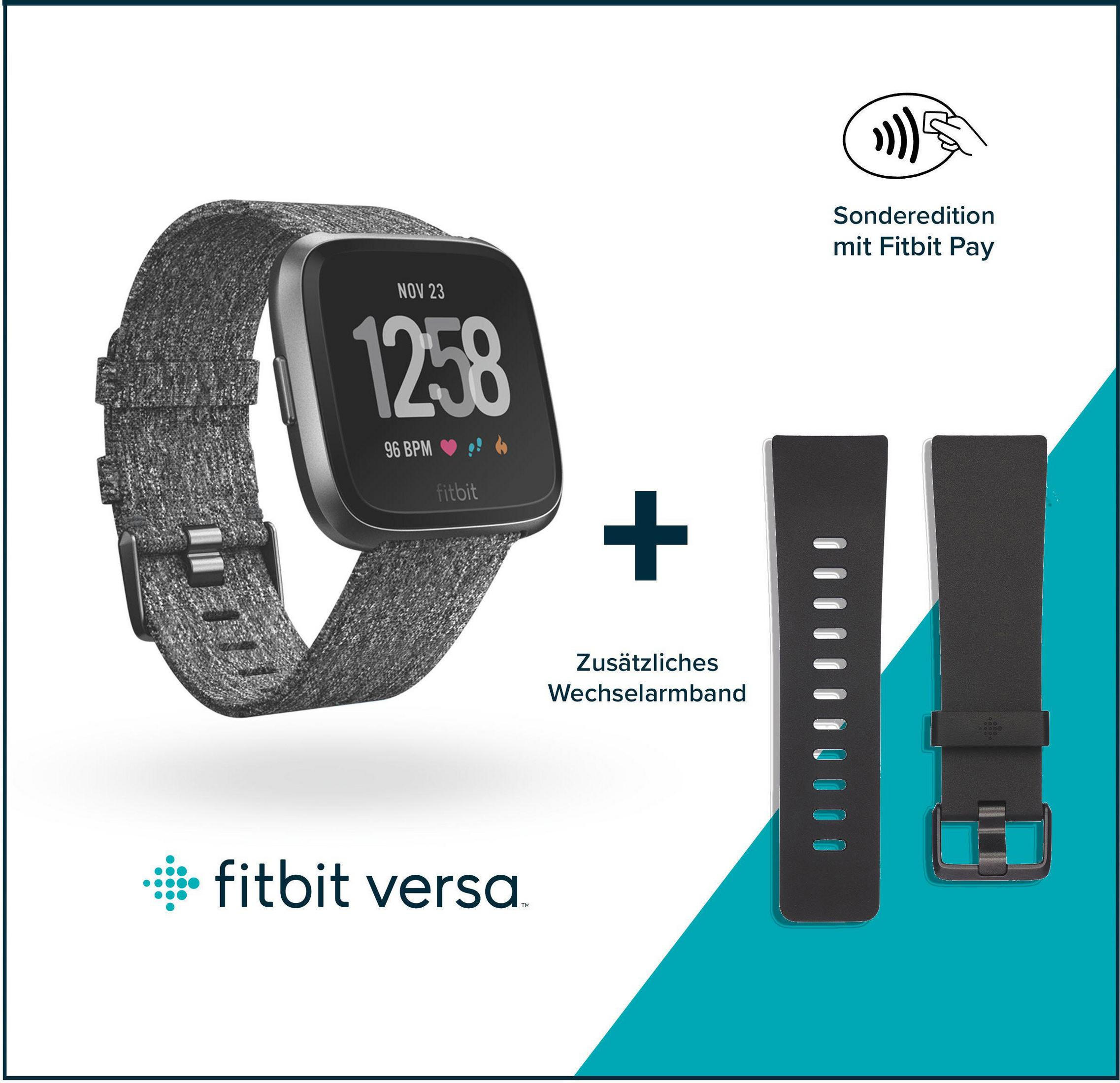 Eine schwarze Fitbit Versa Smartwatch mit zusätzlichem Armband und Fitbit Pay Symbol auf weißem Hintergrund.