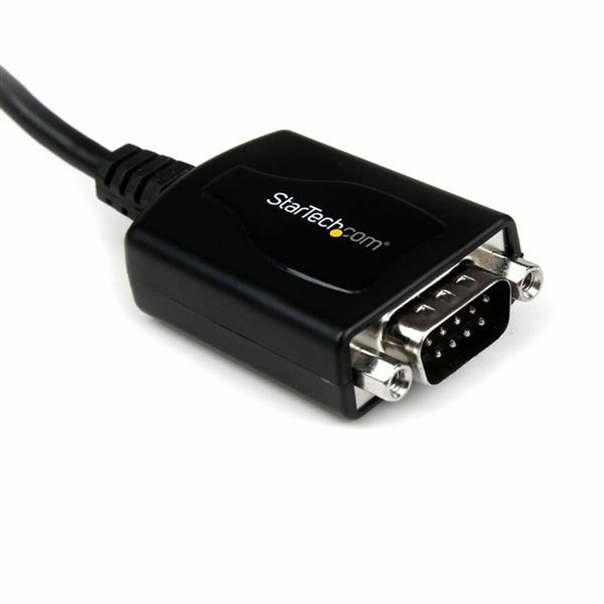 Adattatore per porta seriale nero con logo StarTech.com. Sfondo bianco.