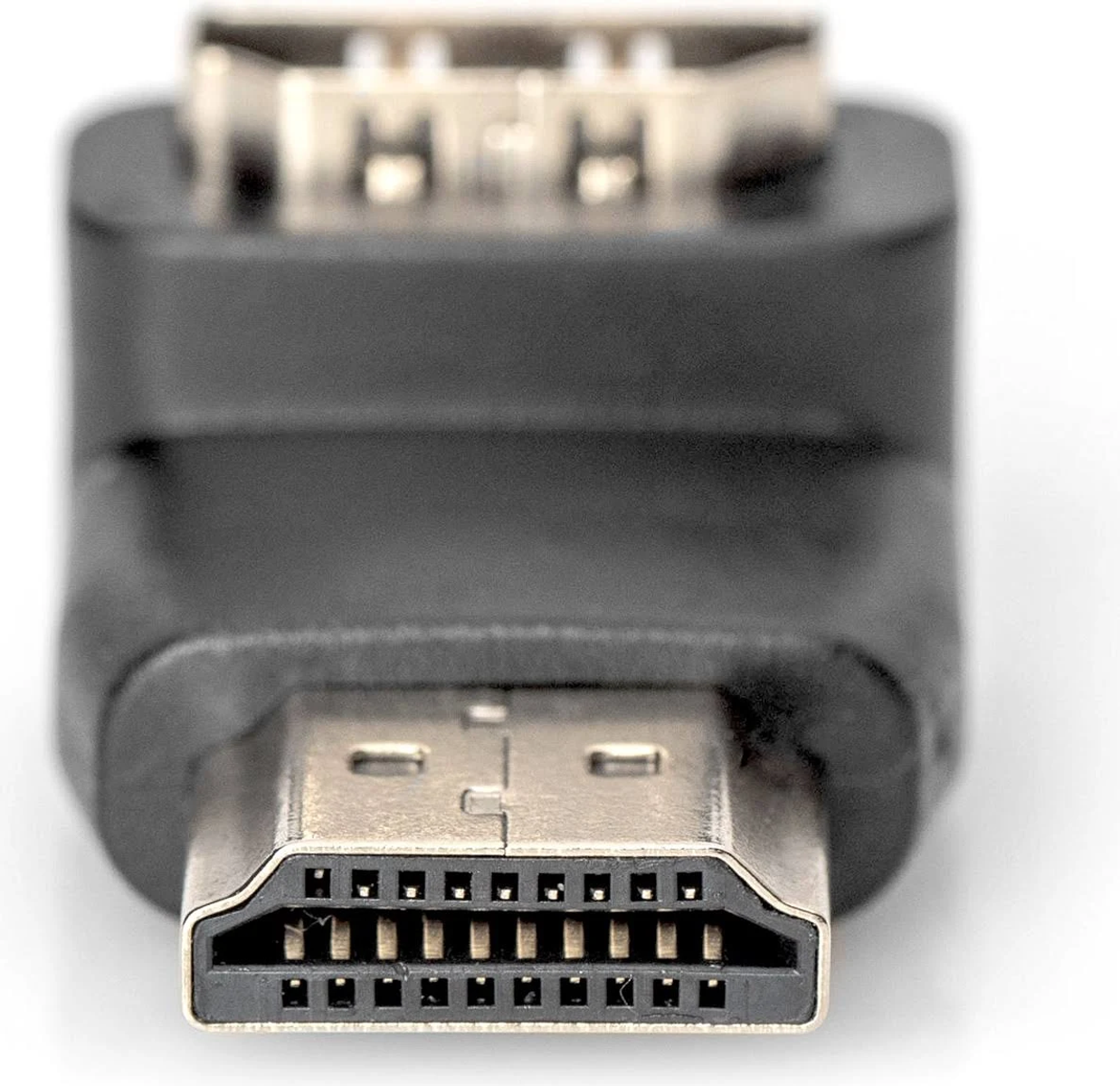 Primo piano di un adattatore HDMI nero, che mostra i connettori. I connettori sono neri con pin argentati.