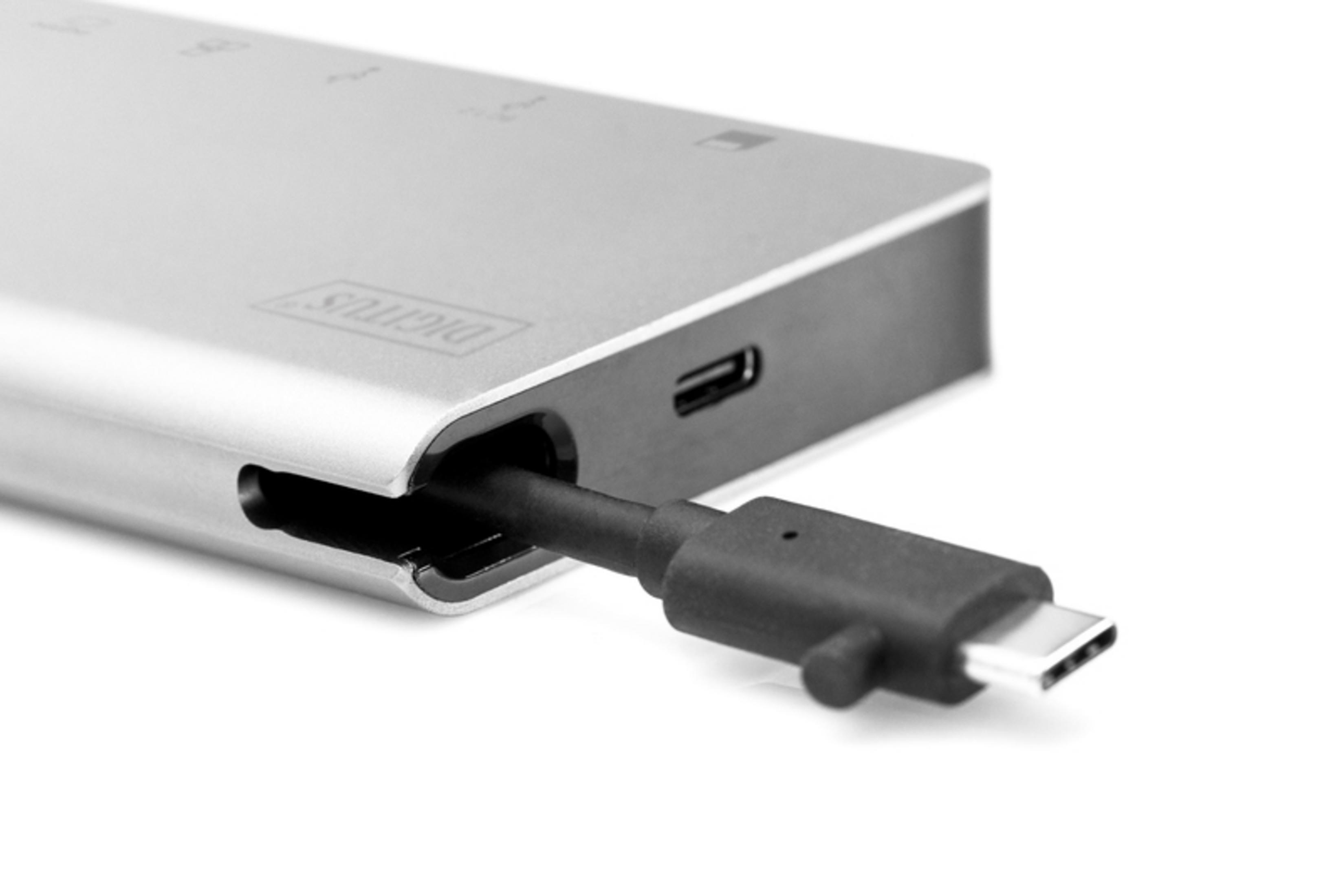 Un dispositivo argentato con un cavo USB-C nero collegato, su sfondo bianco.