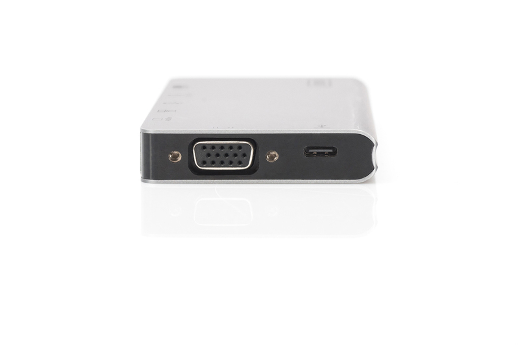 Dispositivo argentato con porte: VGA, USB-C. Il dispositivo è su una superficie bianca.