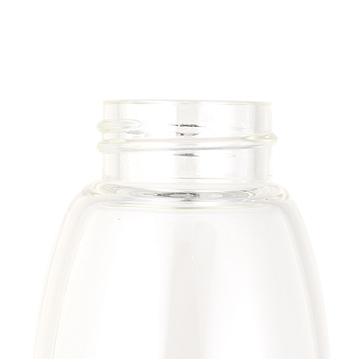 Nahaufnahme einer klaren Glasflasche. Die Flasche hat einen abgerundeten Boden und einen schmalen Hals mit Lippe. Der Hintergrund ist weiß.