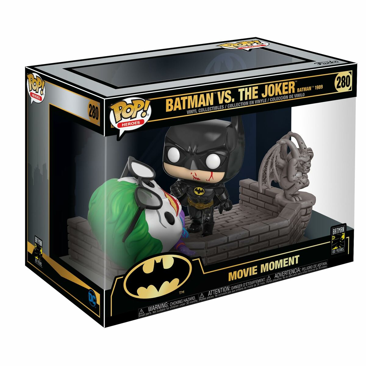 Batman- und Joker-Figuren in einer Box. Batman steht, Joker liegt mit Maske am Boden.