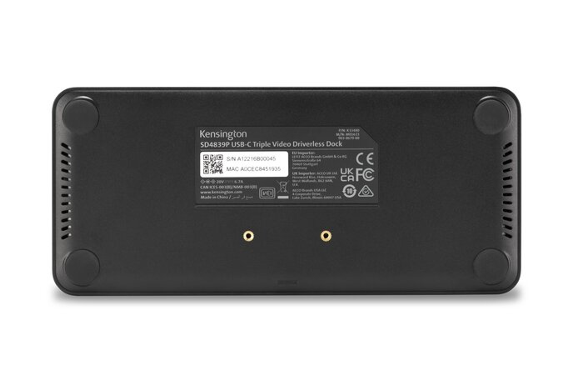 Lato inferiore di una docking station Kensington USB-C triple video driverless nera. Ha etichette e porte. Su bianco.