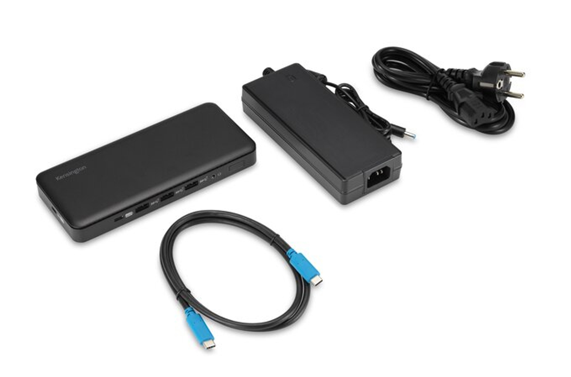 Stazione di docking Kensington nera, adattatore di alimentazione, cavo USB-C e cavo di alimentazione su superficie bianca.