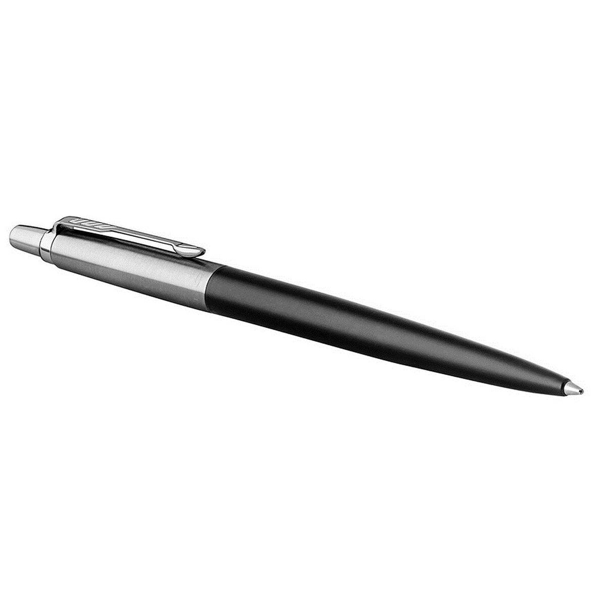 Schwarzer und silberner Parker-Stift. Silberner Clip, schwarzer Körper. Diagonale Ansicht.