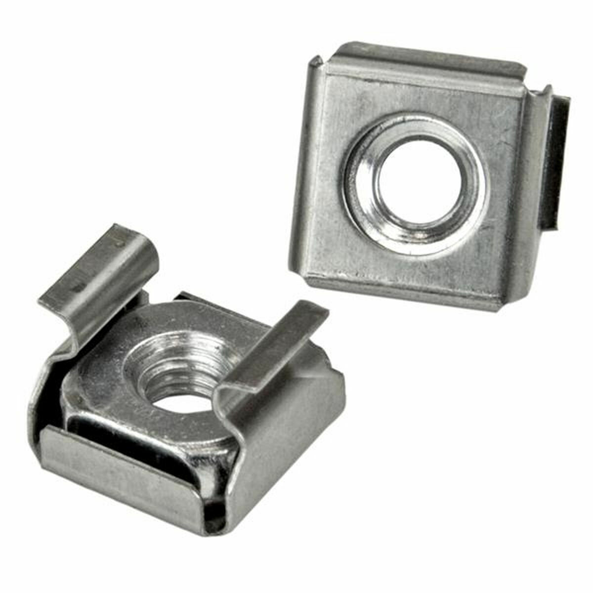 Zwei quadratische Metallmuttern mit Flanschen zur Montage. Die Muttern haben ein Loch in der Mitte.
