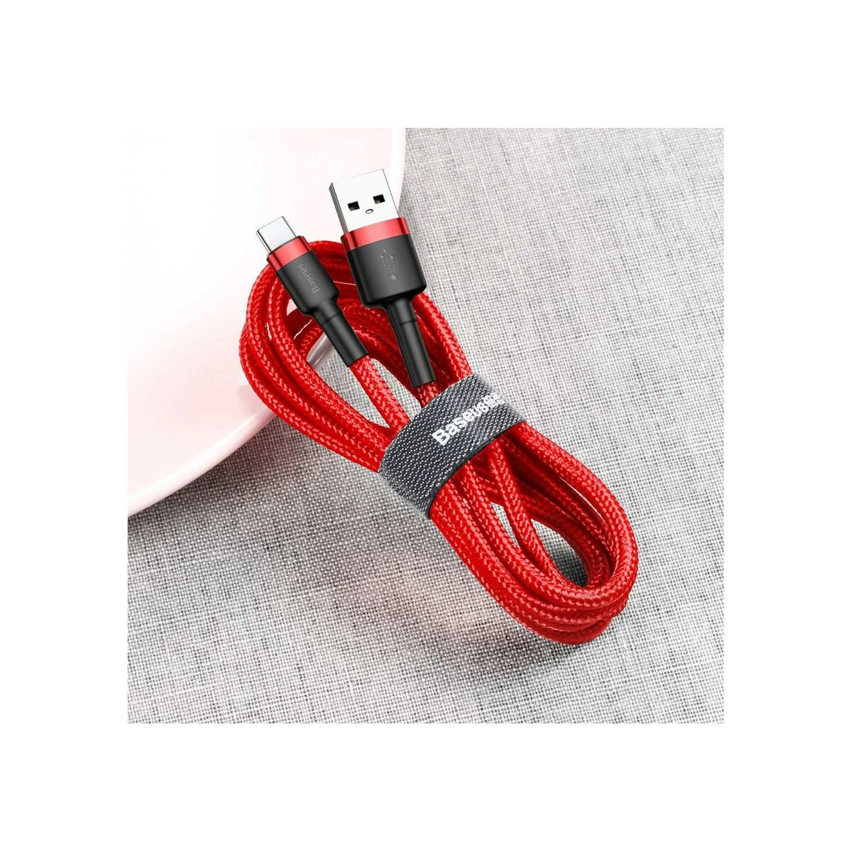 Czerwony kabel USB do USB-C z czarnym złączem i marką Baseus.