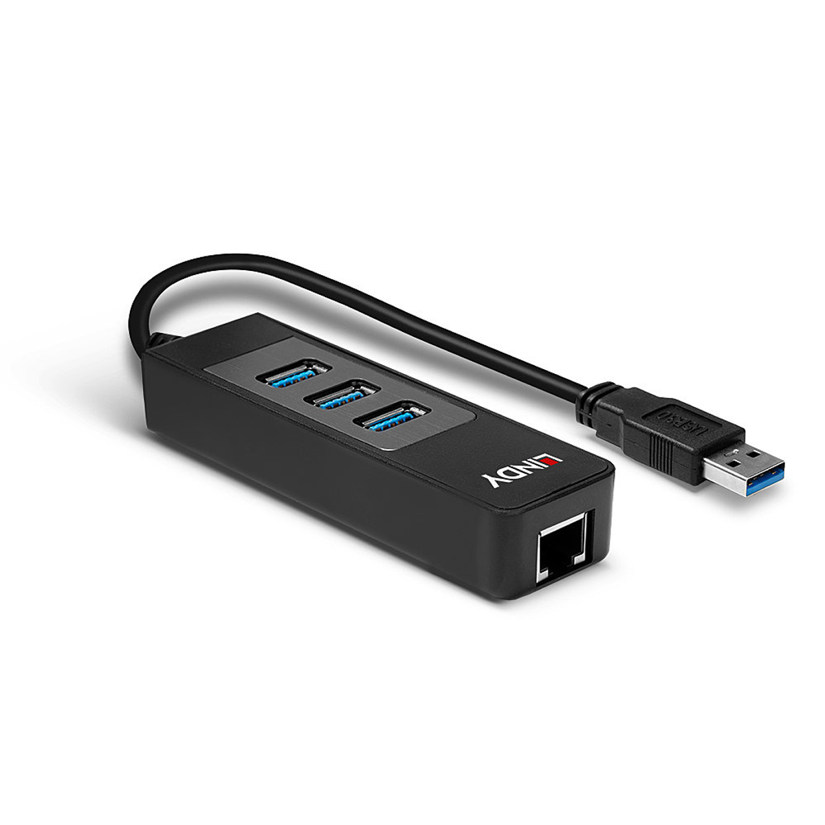 Ein schwarzer USB-Hub mit drei USB-Anschlüssen, einem Ethernet-Anschluss und einem USB-Kabel. Isoliert auf Weiß.