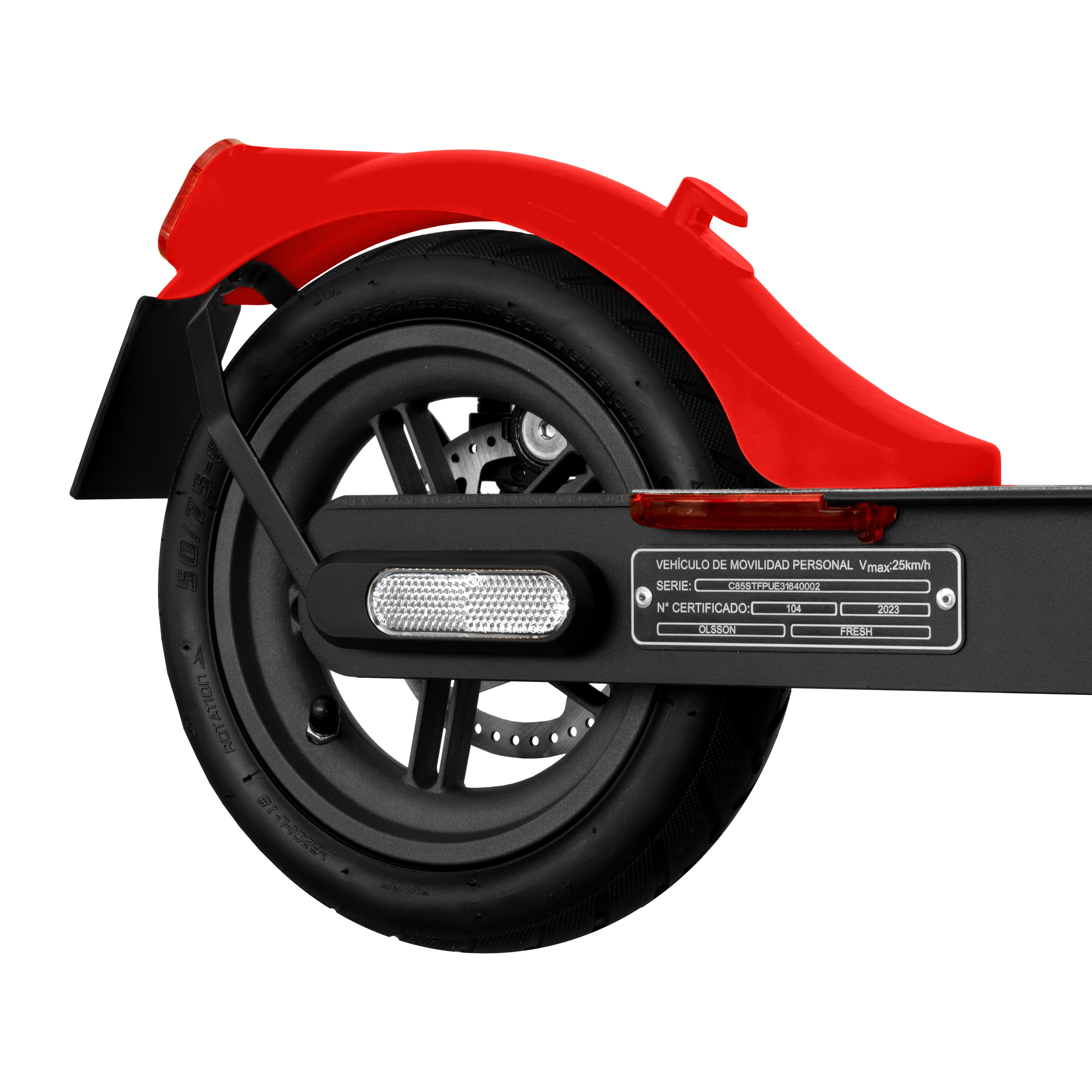 Rueda trasera de patinete eléctrico rojo y negro, con matrícula, sobre blanco.