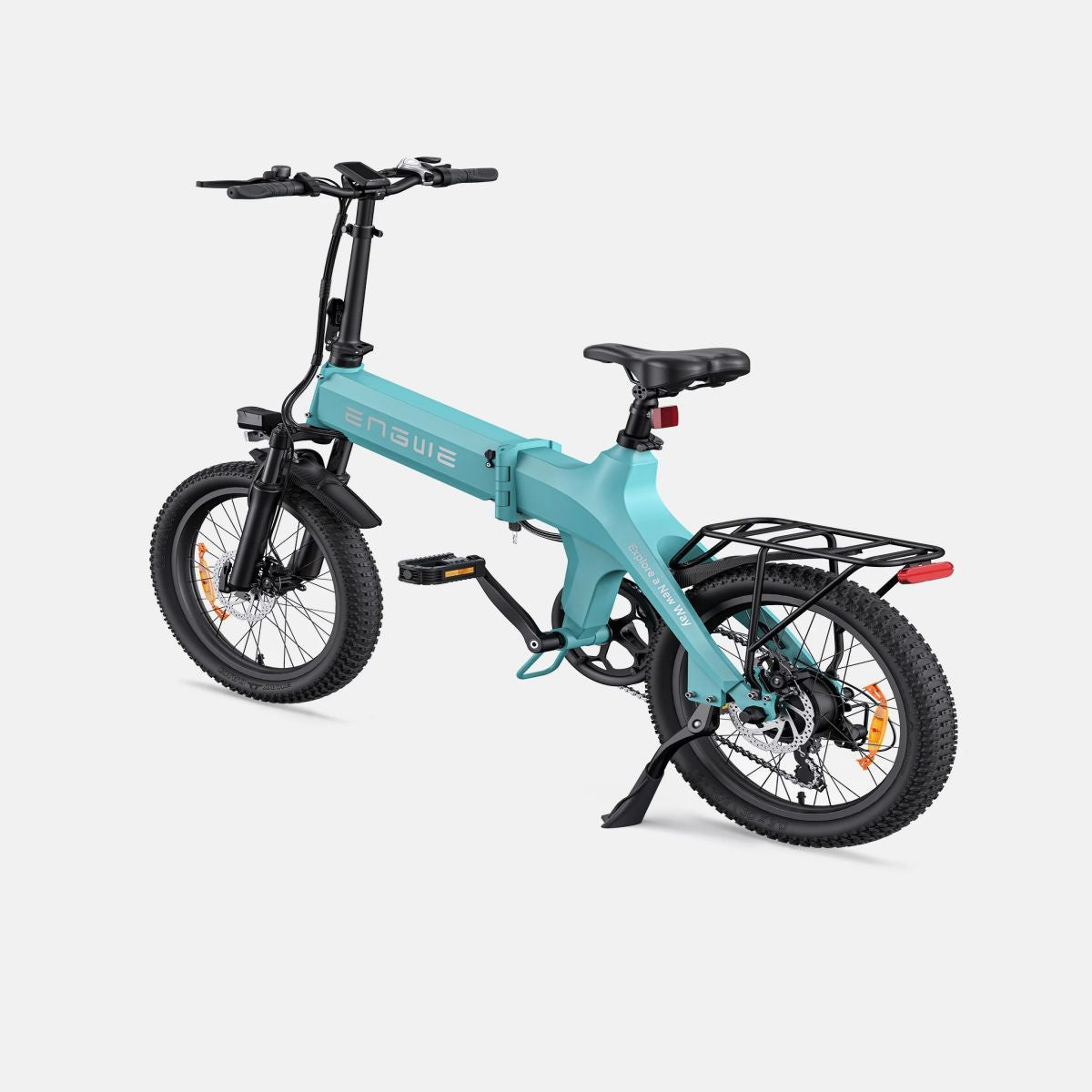 Una bici elettrica blu, con pneumatici neri e sella nera. Lo sfondo è bianco.