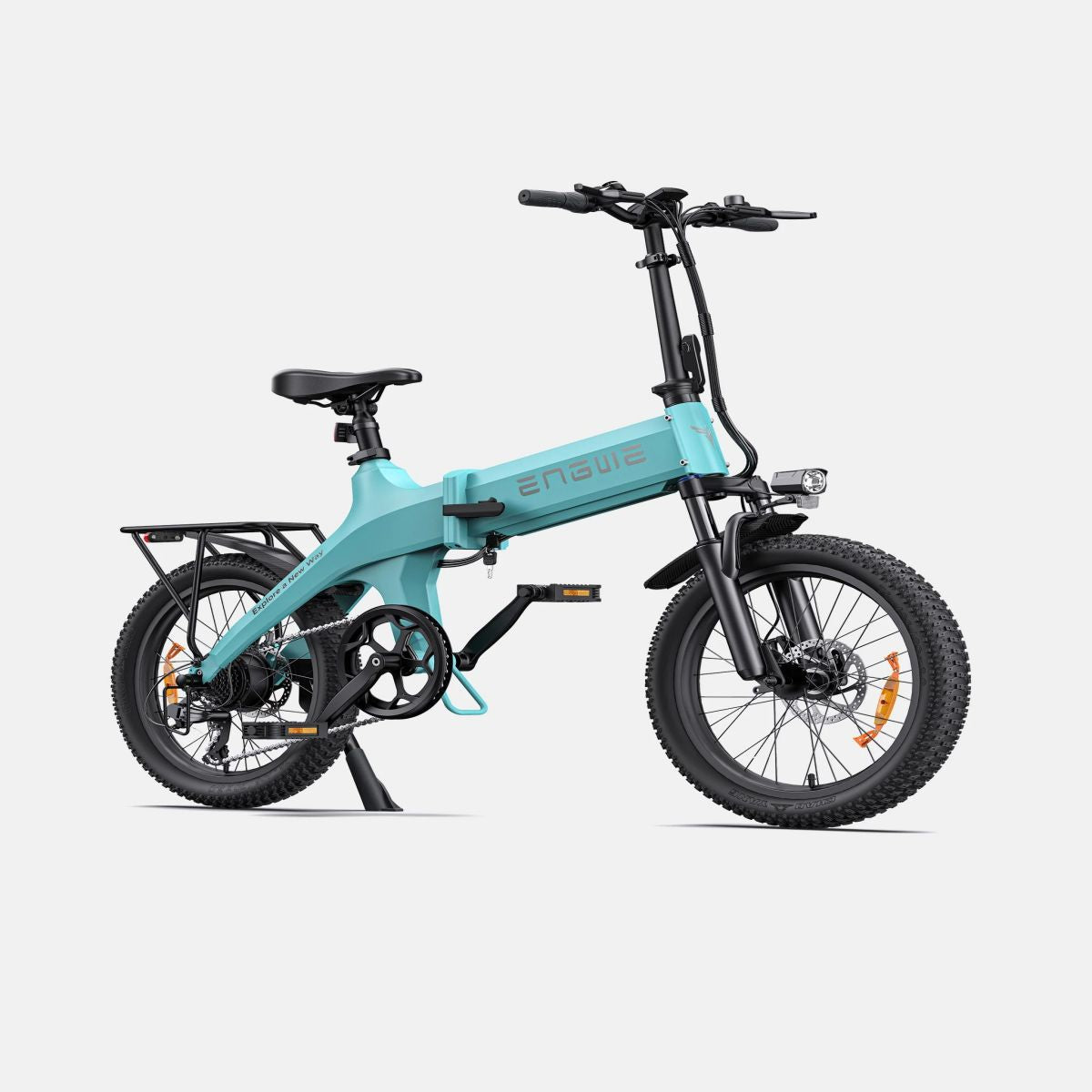 Bicicletta elettrica blu con pneumatici e dettagli neri. La bici ha un portapacchi.