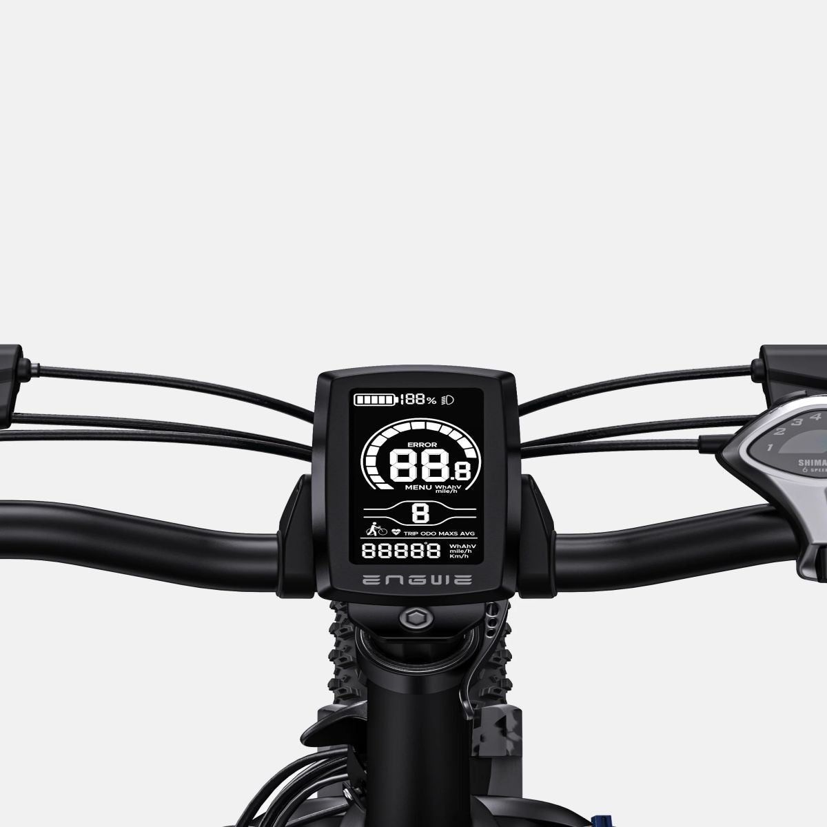 Cruscotto della bicicletta con schermo. Lo schermo è nero con testo bianco.