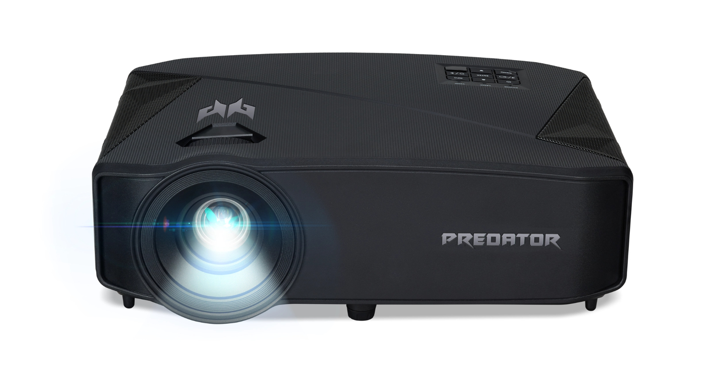 Czarny projektor z obiektywem i nazwą marki z przodu. Białe tło.