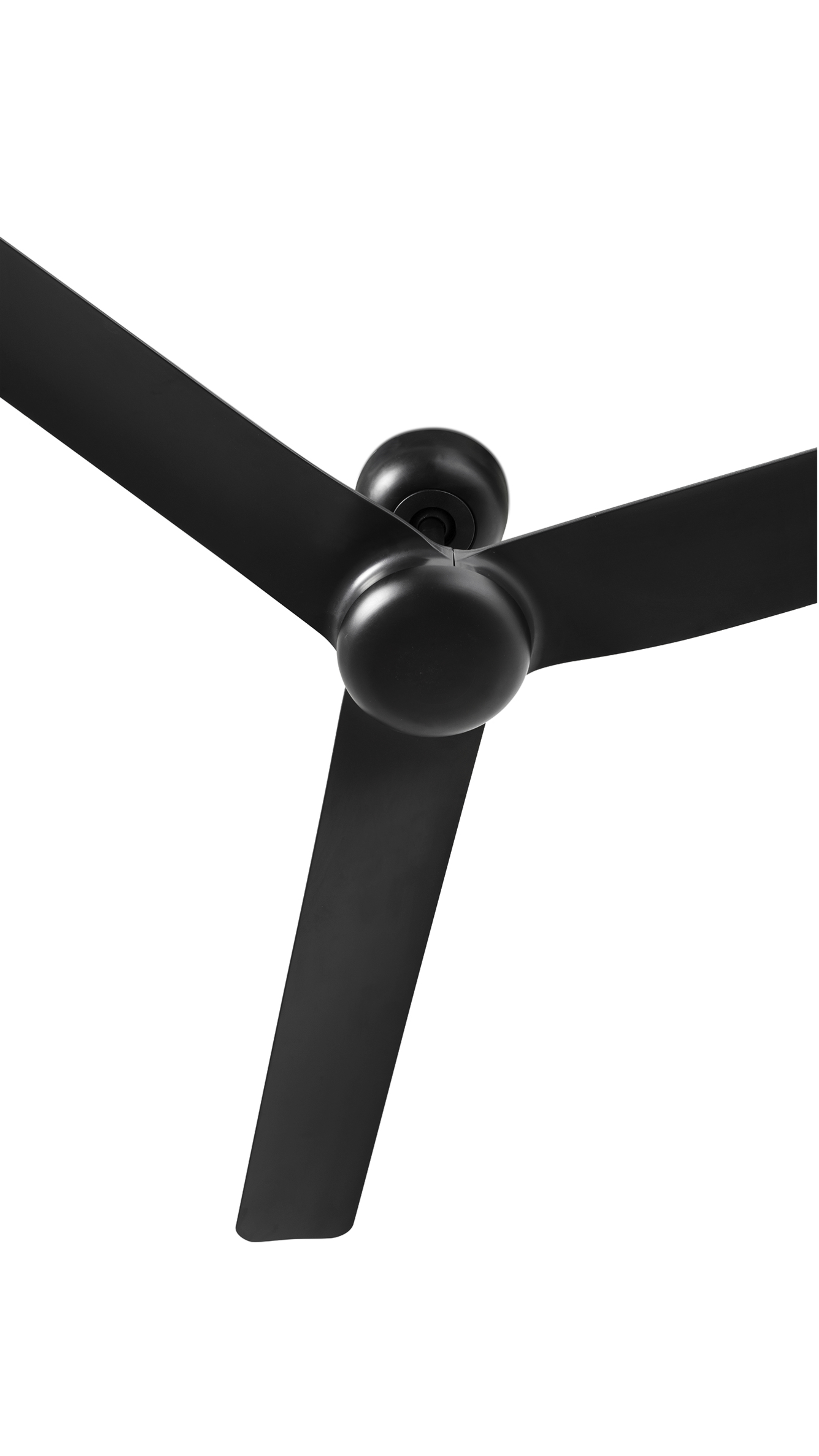 Ventilatore da soffitto nero, tre pale, sfondo bianco.