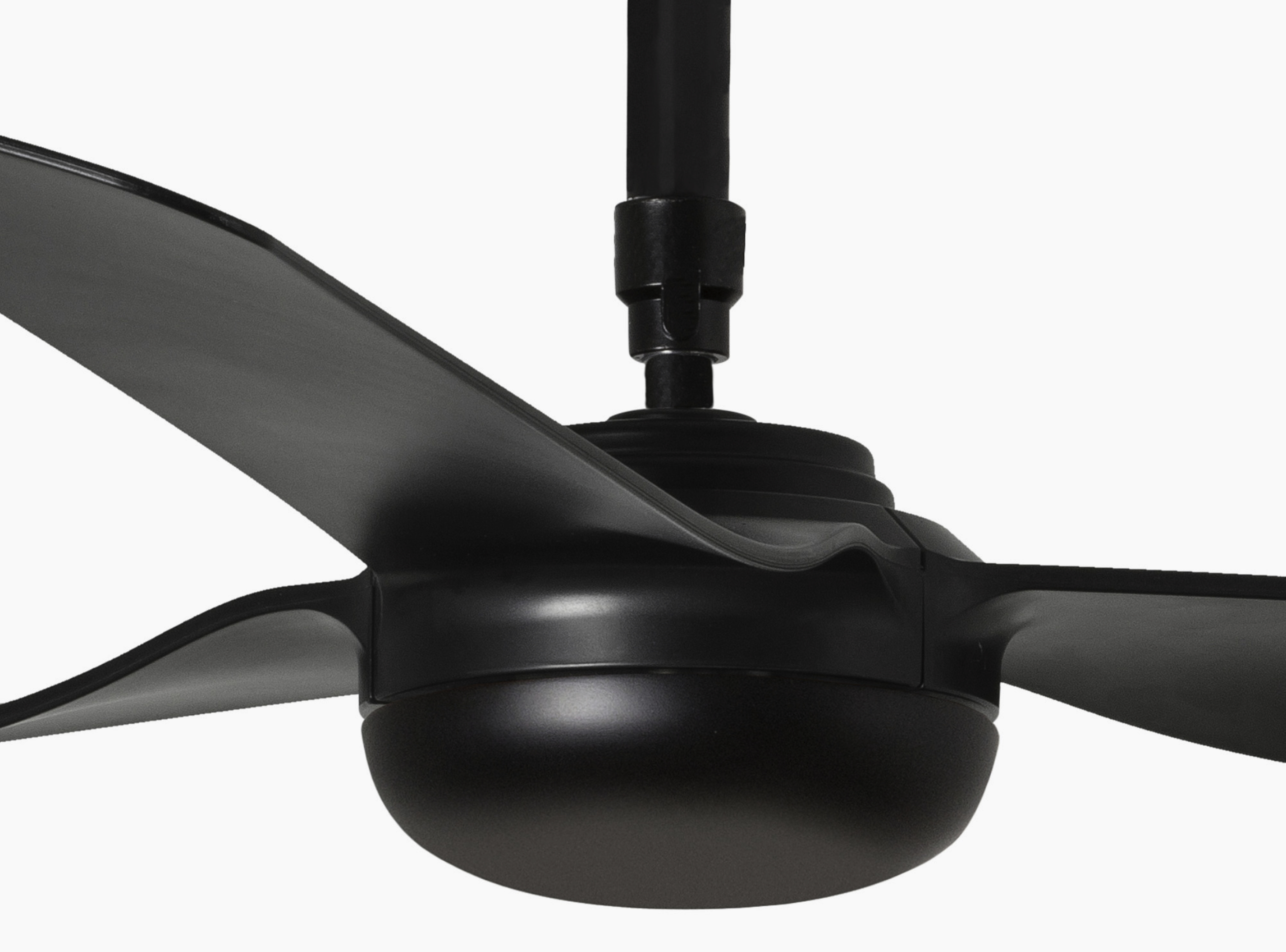 Ventilatore da soffitto nero con pale curve su sfondo bianco.