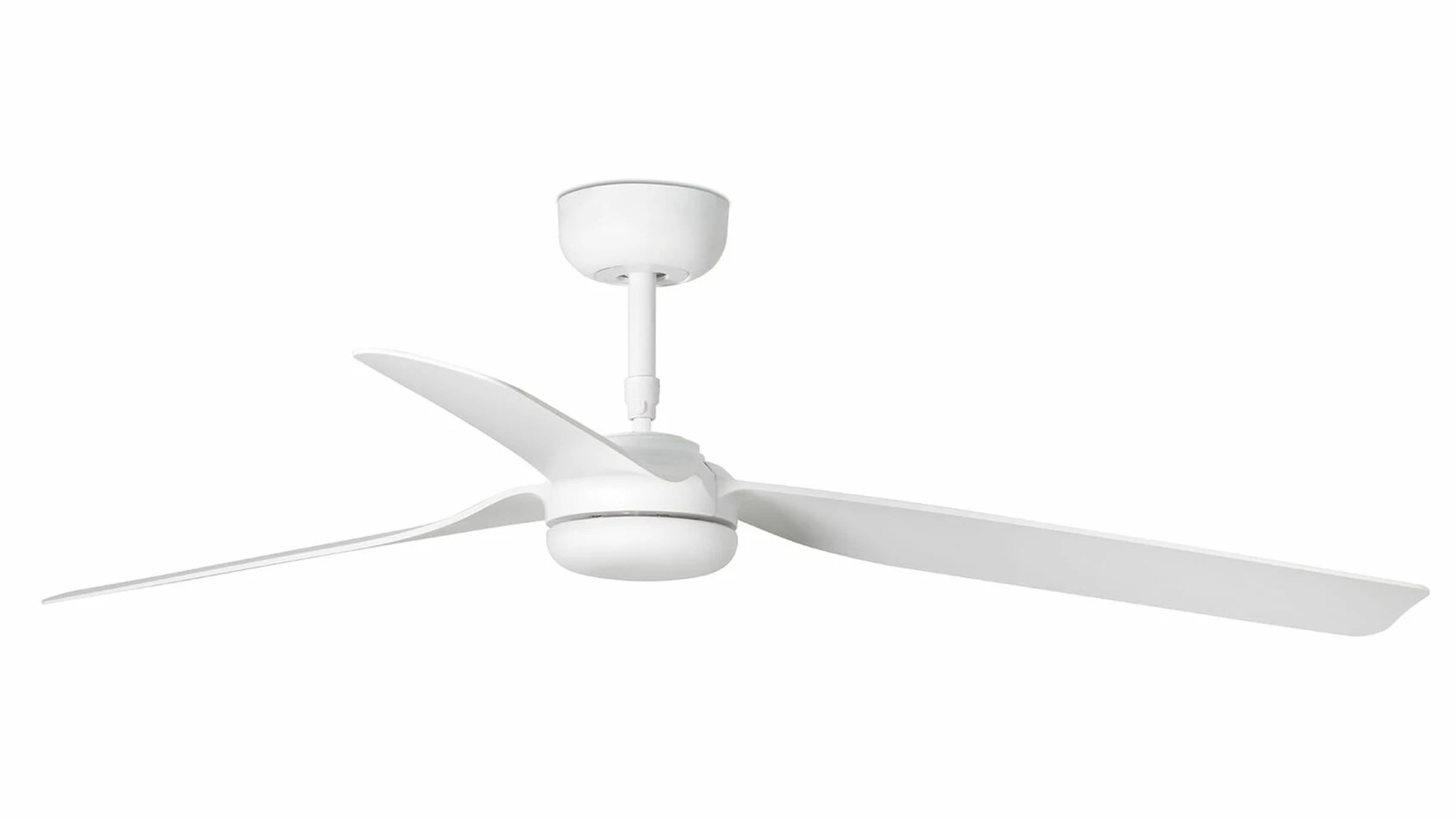 Un ventilatore da soffitto bianco con tre pale su sfondo bianco.