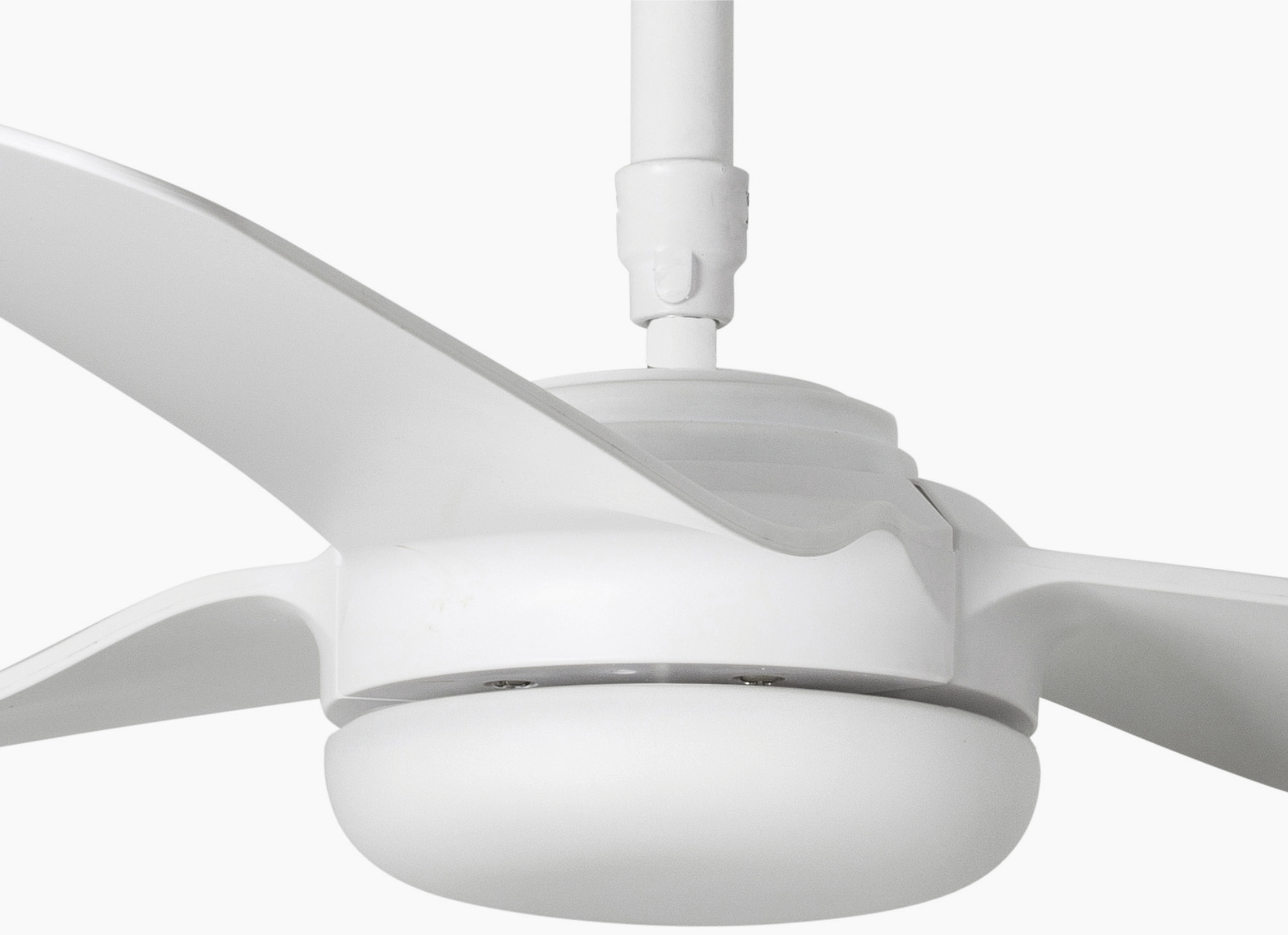 Ventilatore da soffitto bianco con tre pale, vista ravvicinata. Sfondo bianco.