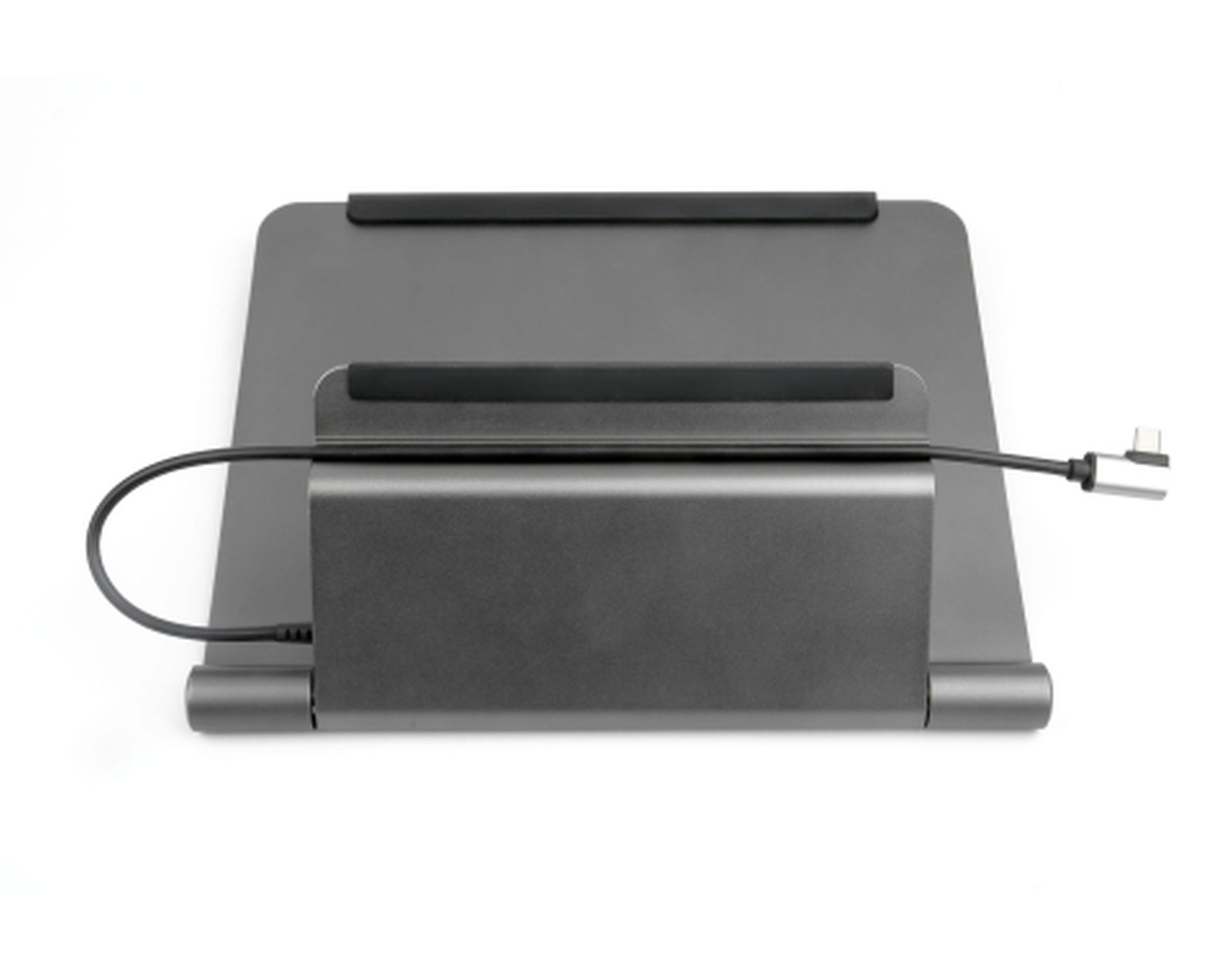 Un supporto per tablet grigio scuro con un cavo di ricarica collegato. Lo sfondo è bianco.