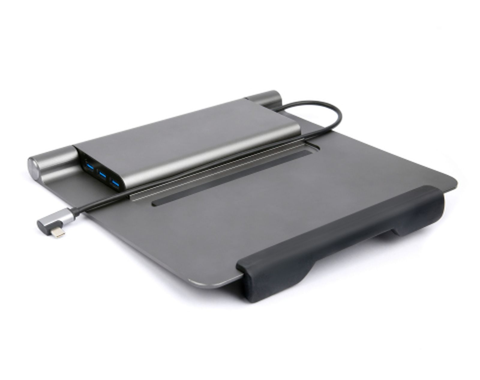 Docking station per laptop argentata con porte USB e cavo nero. Sfondo bianco.