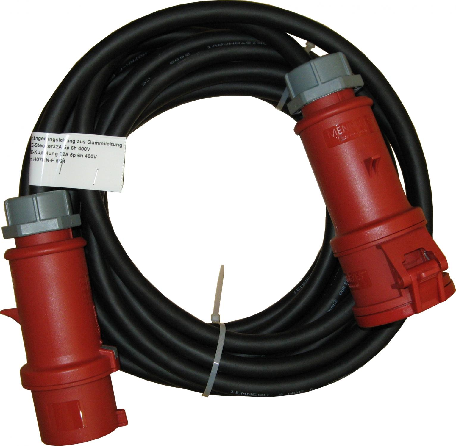 Schwarzes Elektrokabel mit roten Steckern und einem Etikett. Weißer Hintergrund.