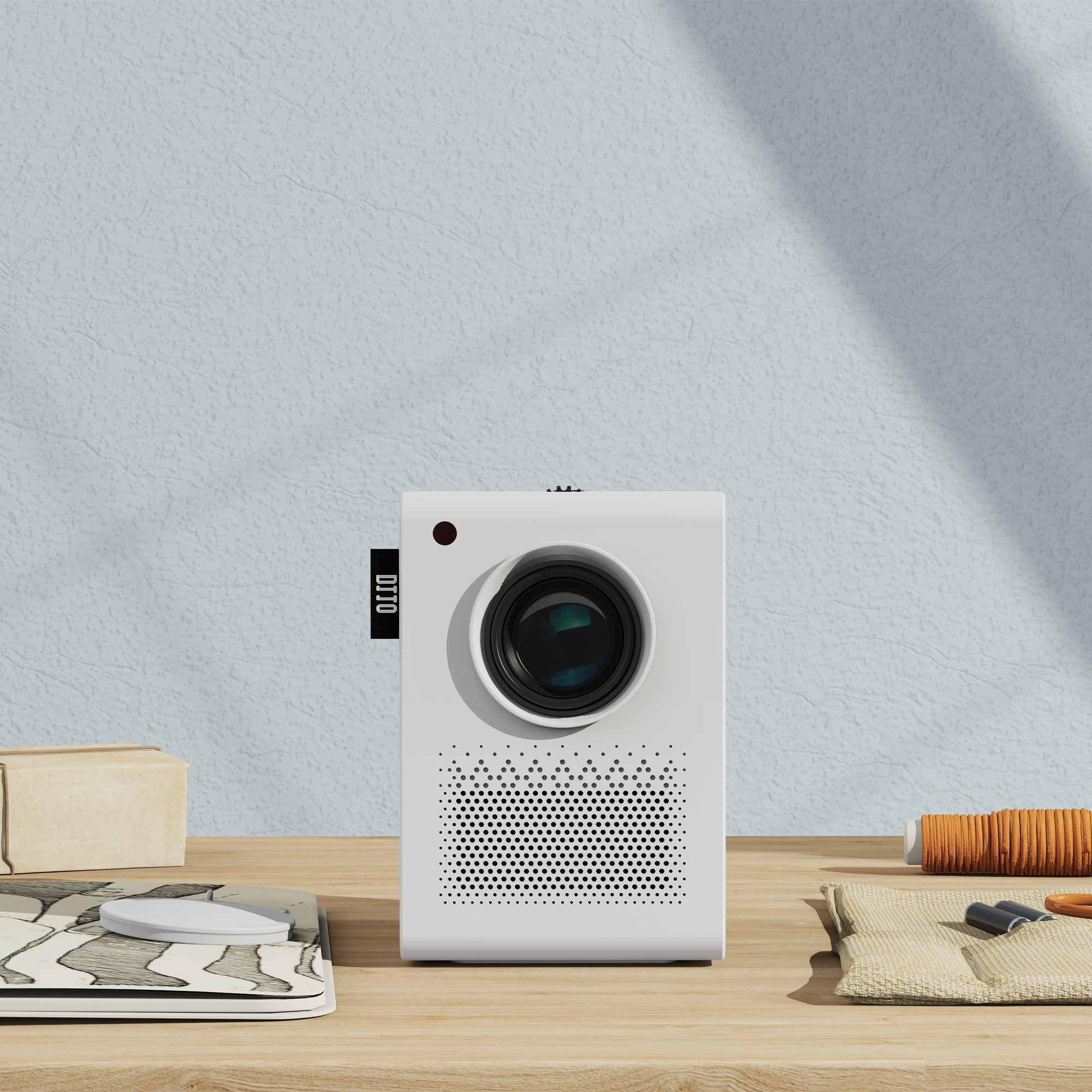Biały projektor na drewnianym stole. Wyświetlanie obrazu na ścianie. Czarna etykieta z numerem 0110.
