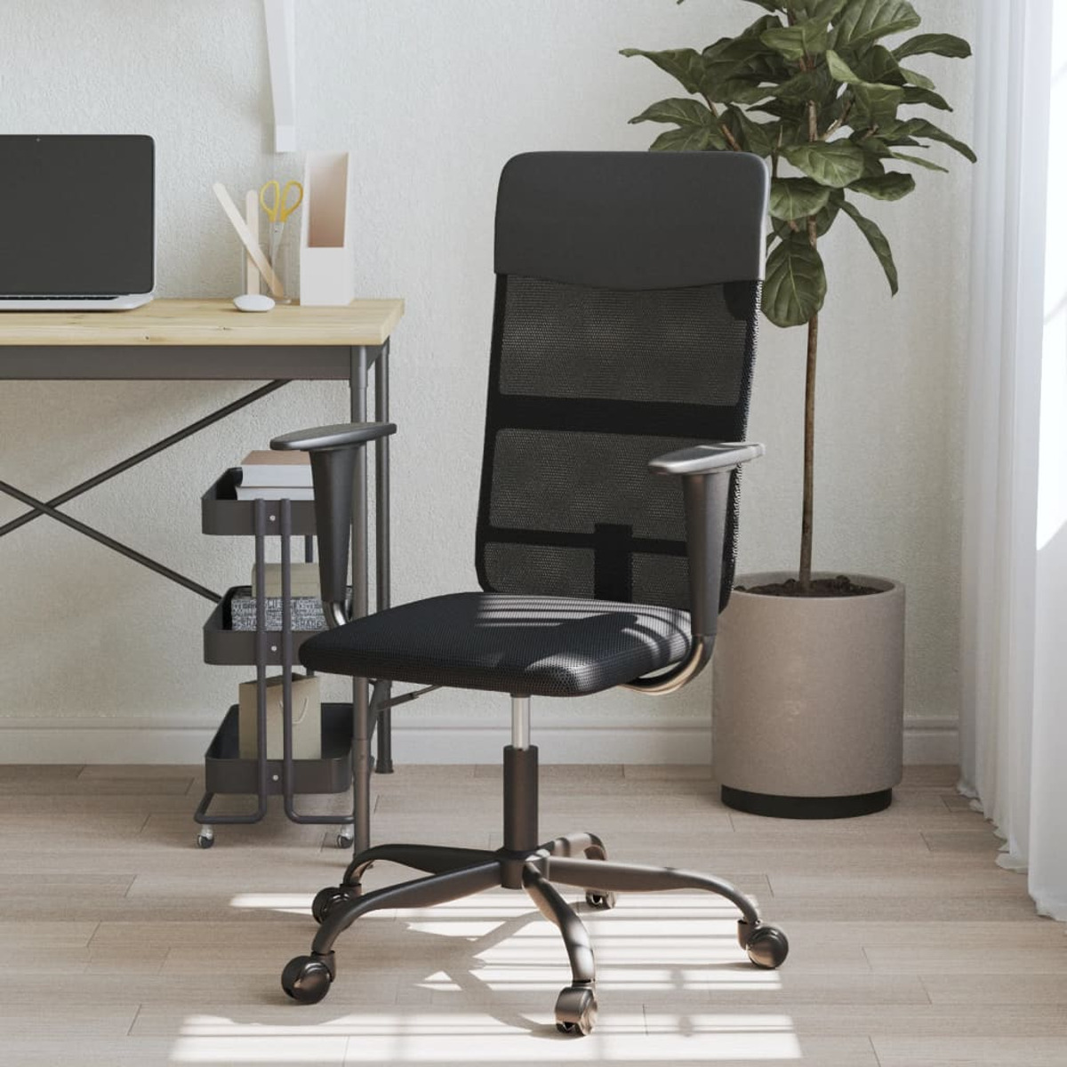 Schwarzer Bürostuhl mit Netzrücken. Holzschreibtisch mit Laptop und Pflanze.