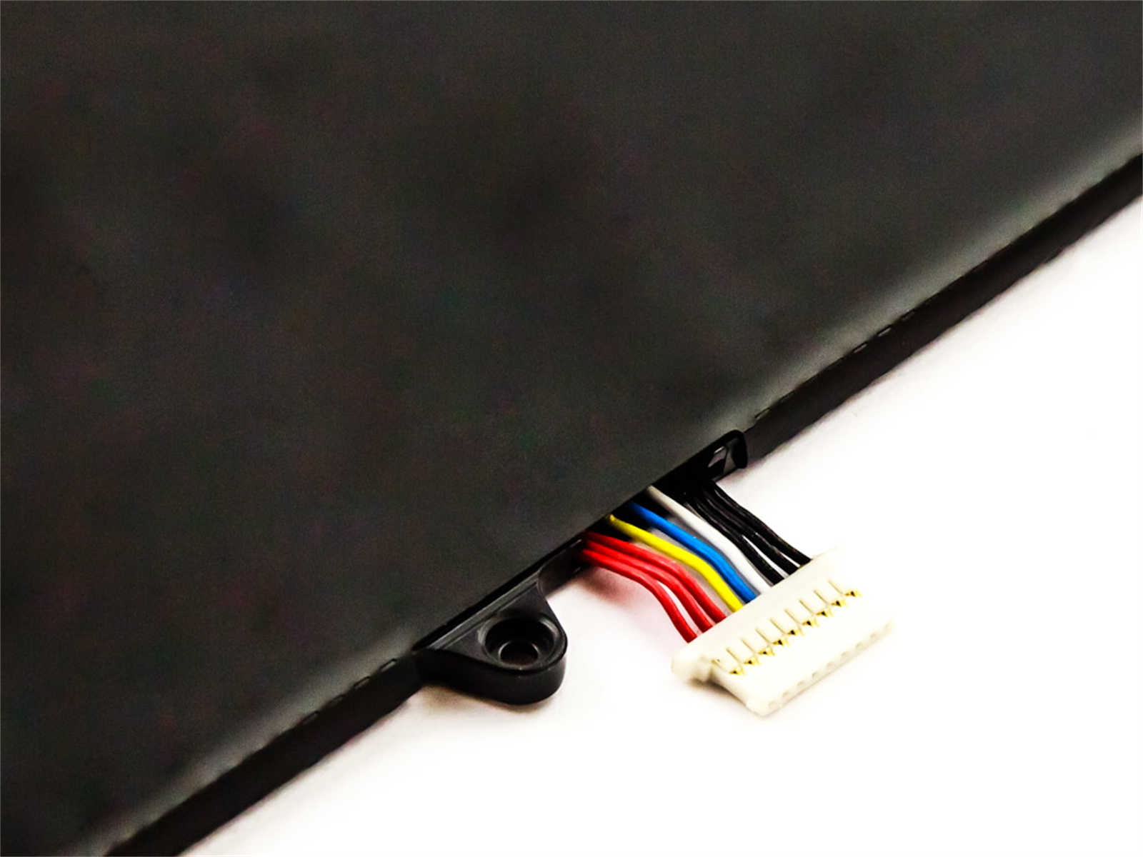 Nahaufnahme des Laptop-Akku-Anschlusses mit farbigen Drähten auf weißem Hintergrund.