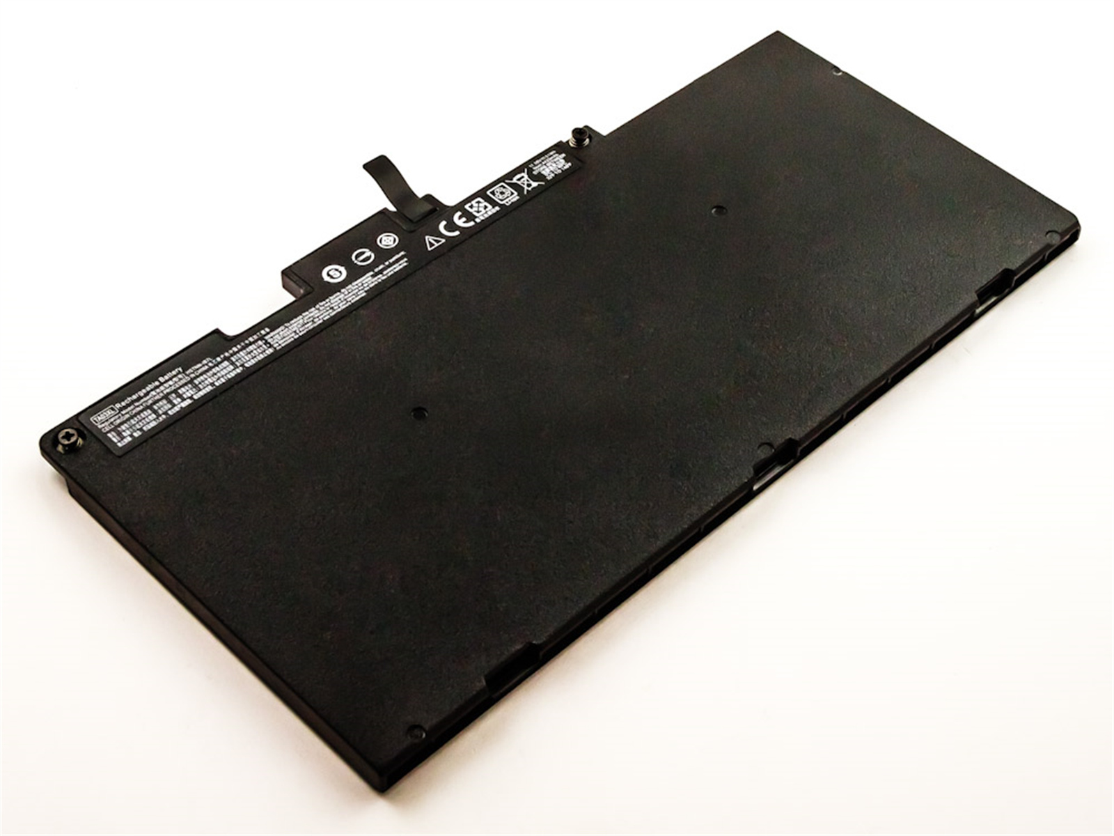 Schwarzer Laptop-Akku mit Etiketten auf einer weißen Oberfläche.