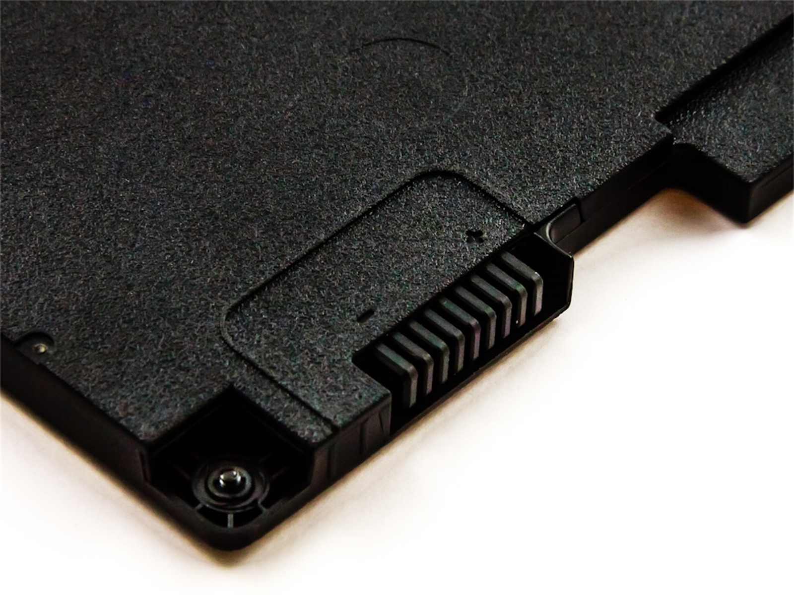 Nahaufnahme der Anschlussseite des schwarzen Laptop-Akkus. Gitterartige Lüftungsöffnungen vorhanden.