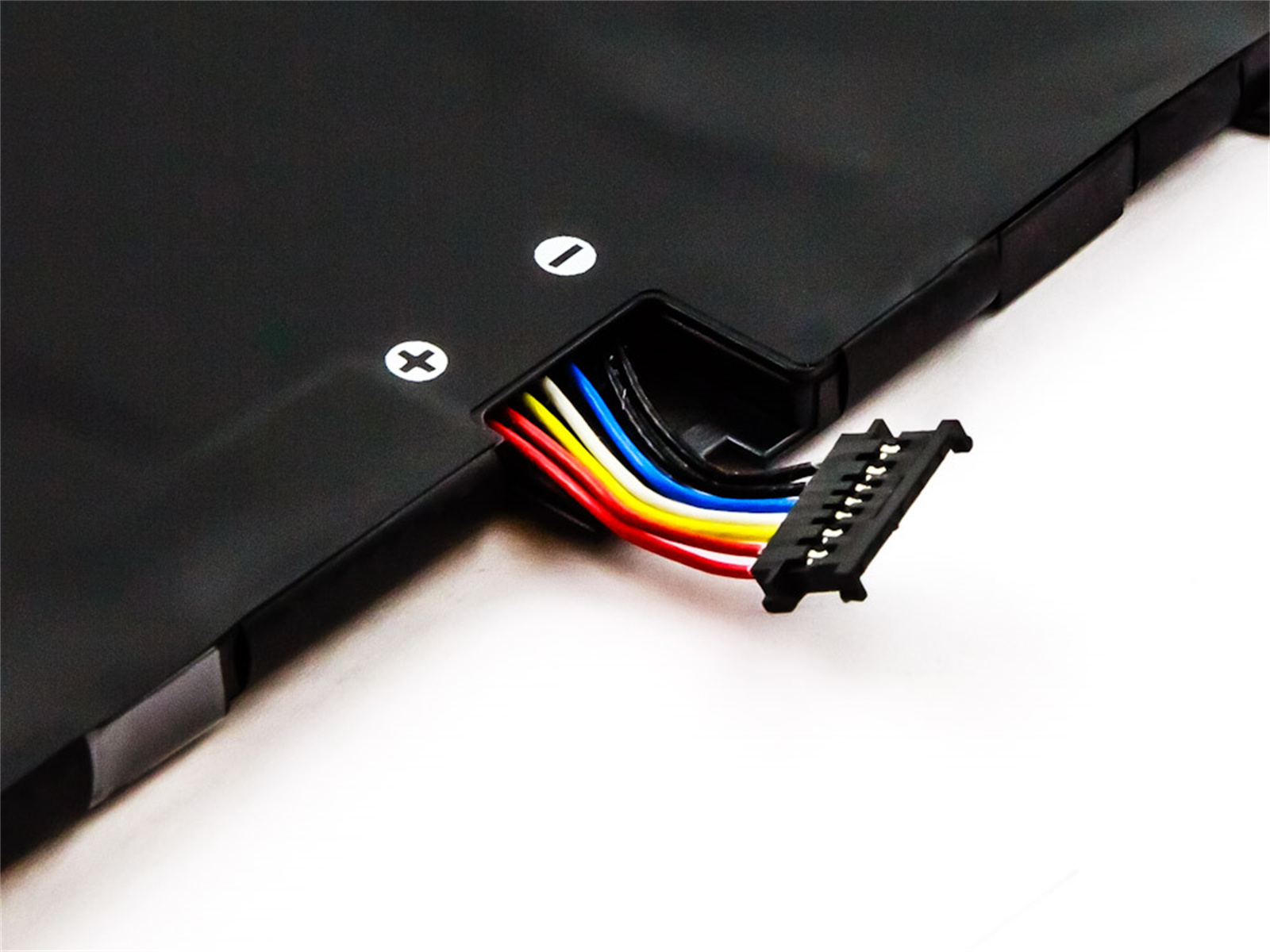 Nahaufnahme eines Laptop-Batterieanschlusses. Mehrere farbige Drähte sind sichtbar.